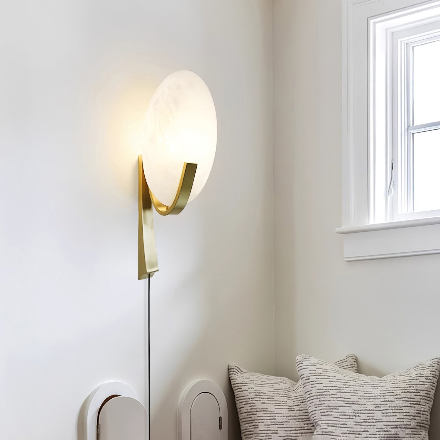 Avey Modern Alabaster Plug Wall Lamp