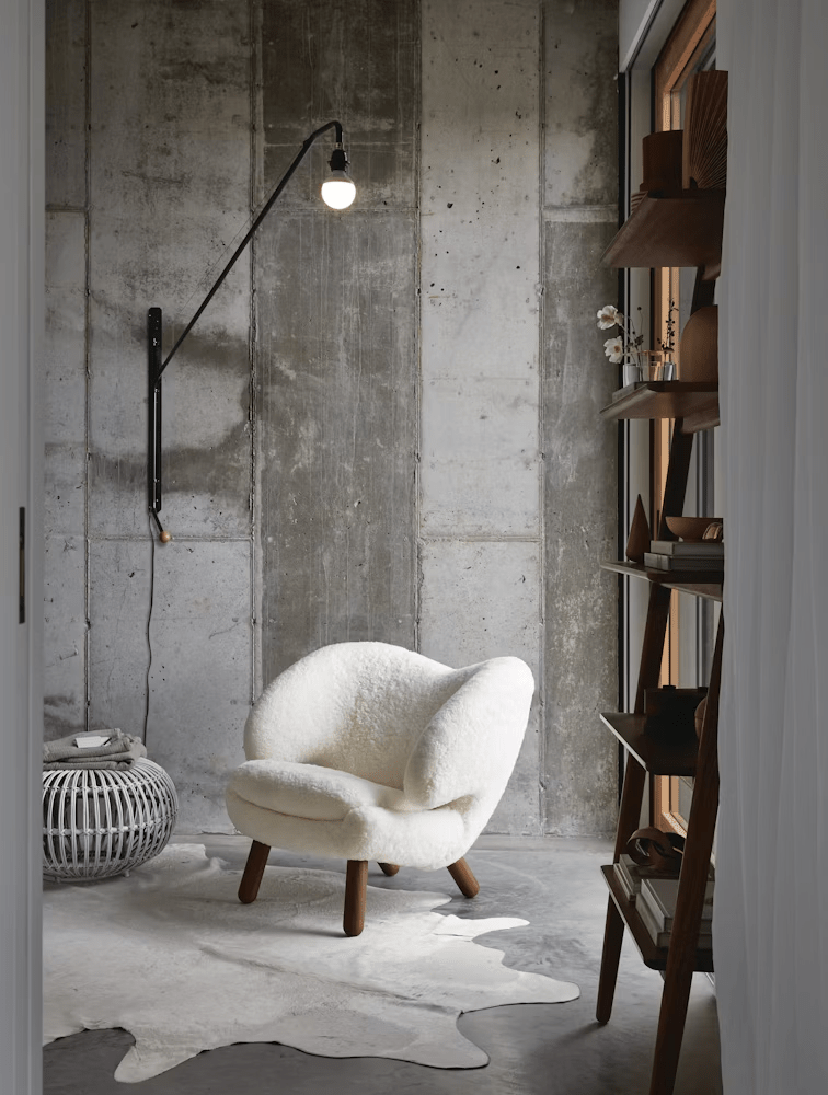 Black Extended Arm Wall Lamp