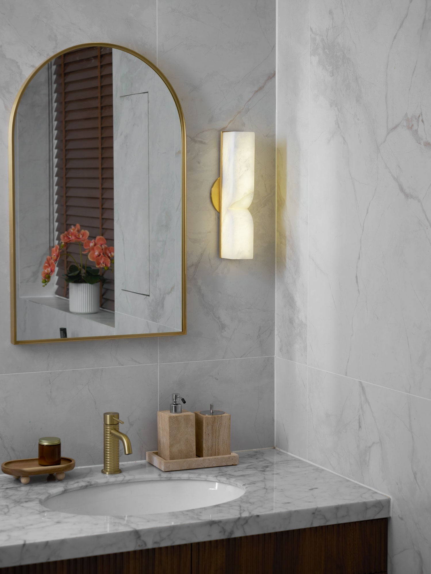 Niveelle Alabaster Rectangular Wall Lamp