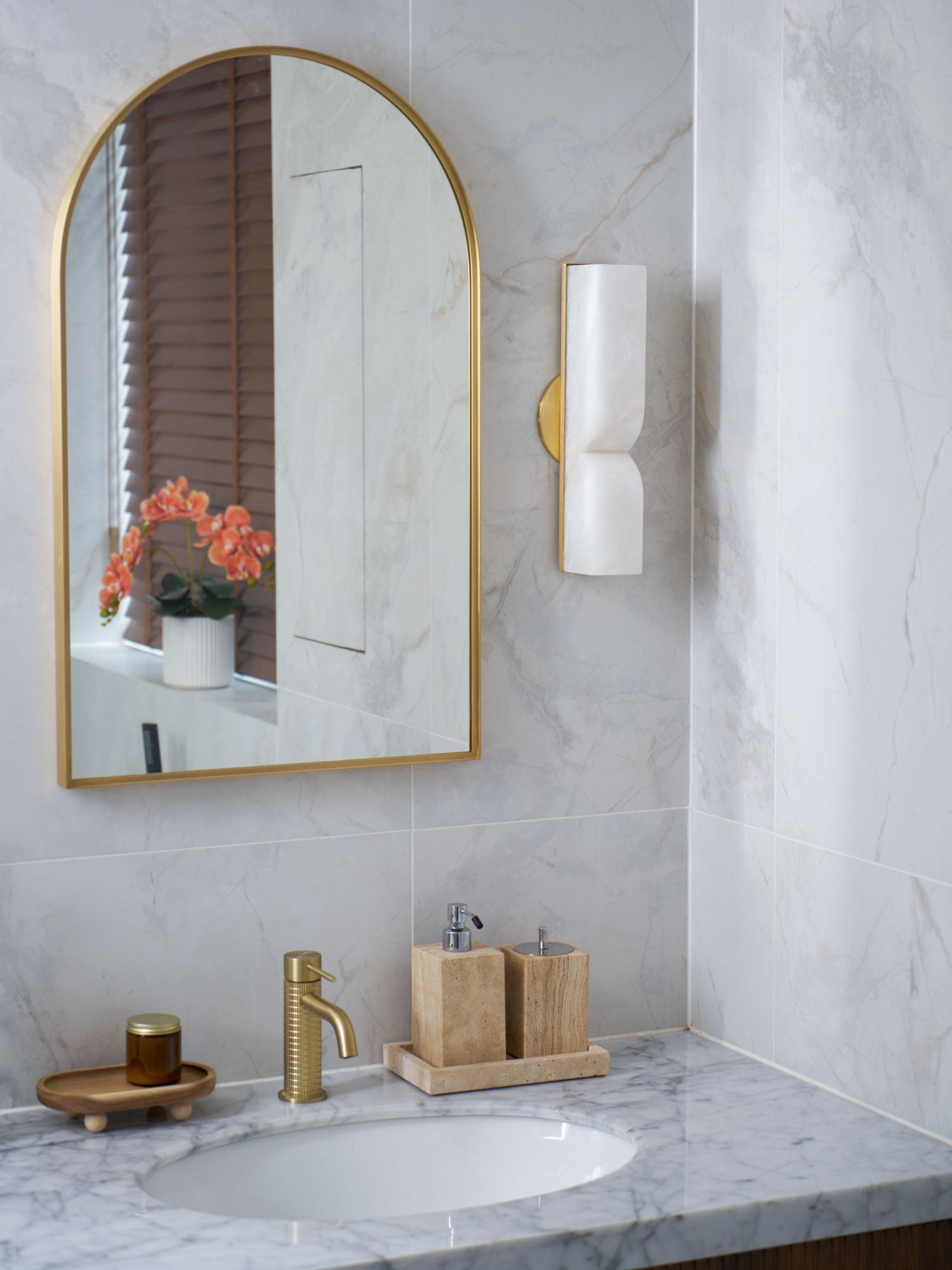 Niveelle Alabaster Rectangular Wall Lamp