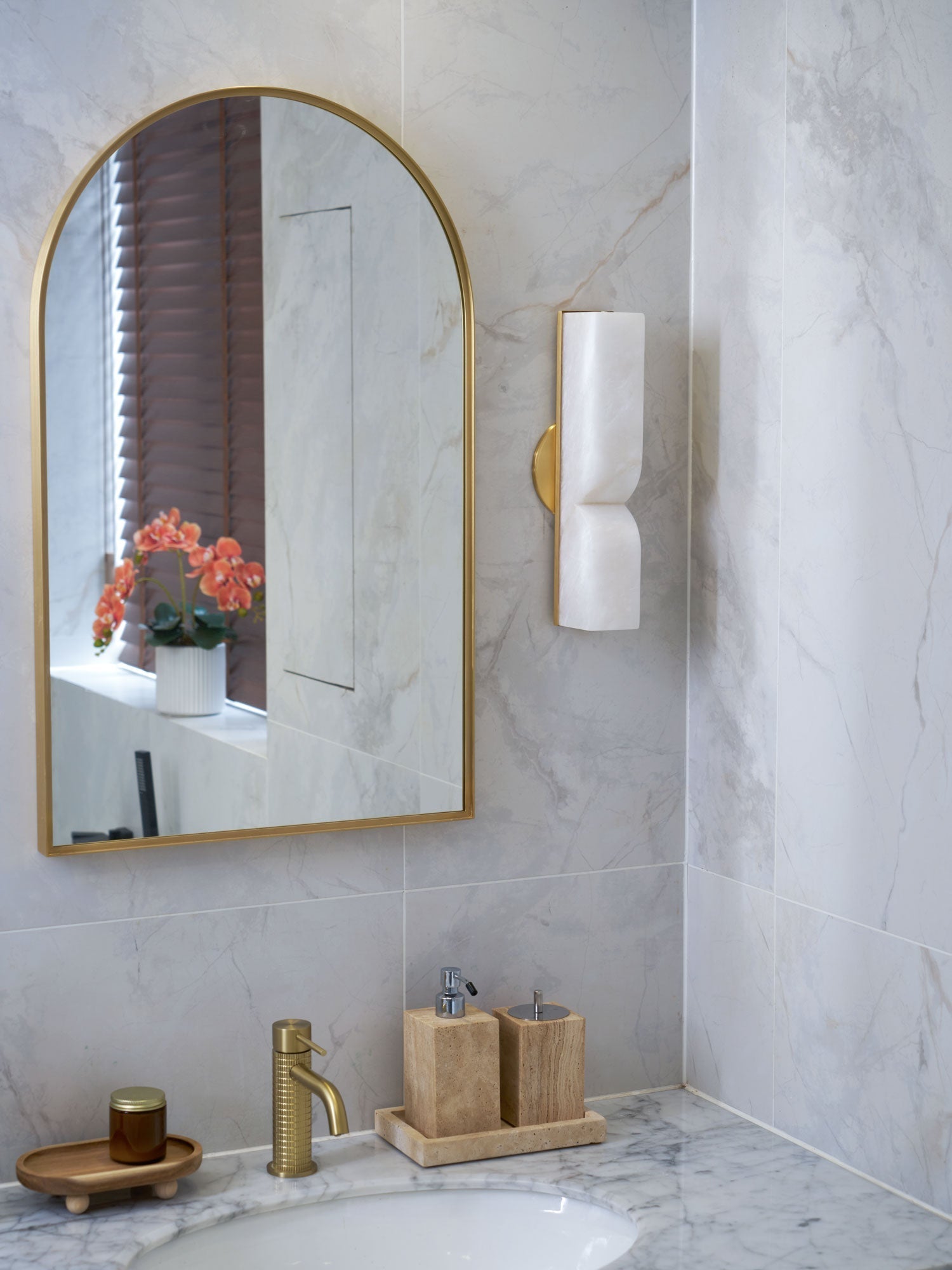 Niveelle Alabaster Rectangular Wall Lamp