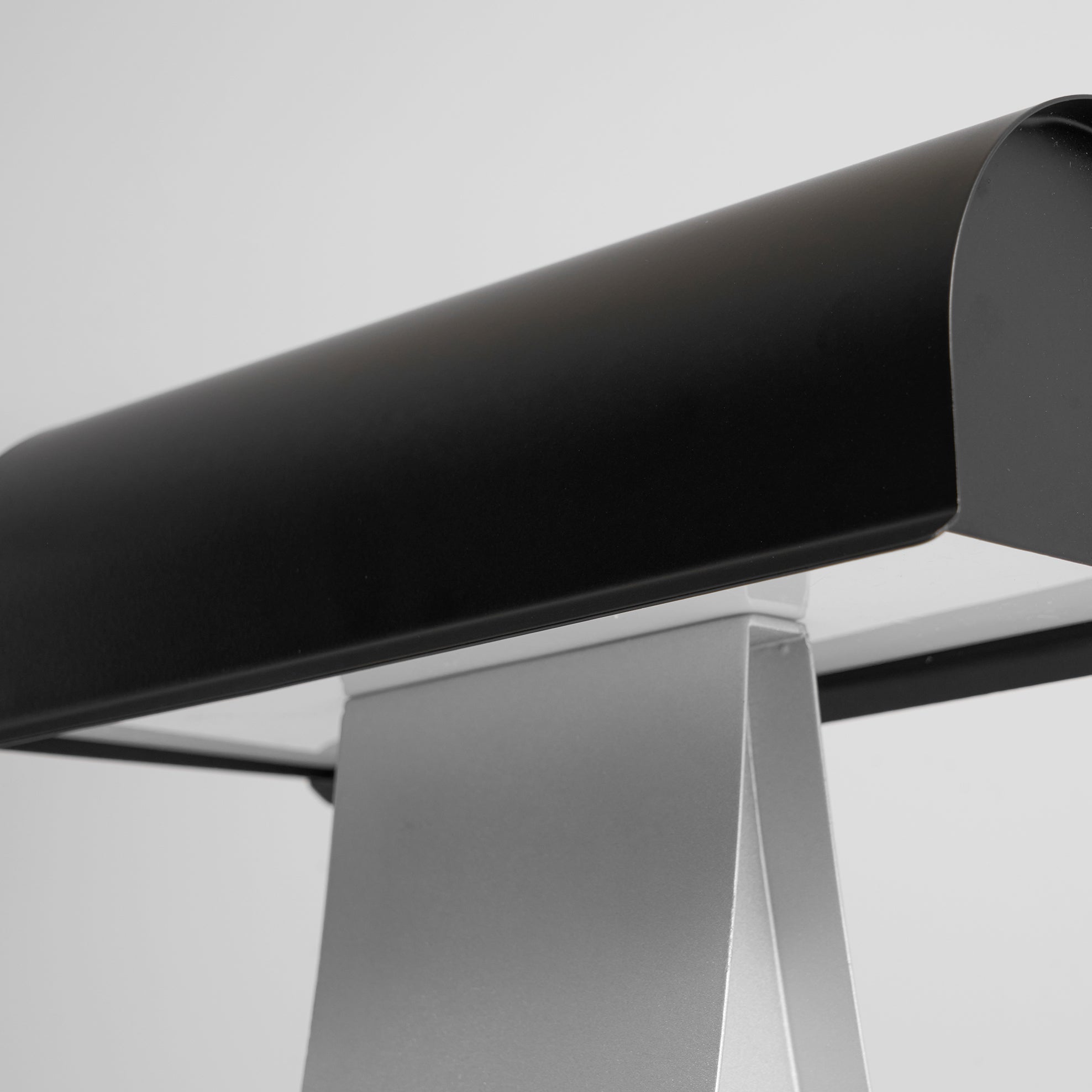 Noirvian Table Lamp