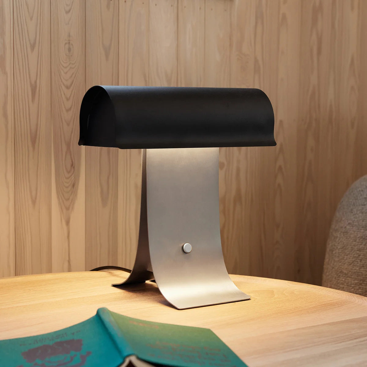 Noirvian Table Lamp