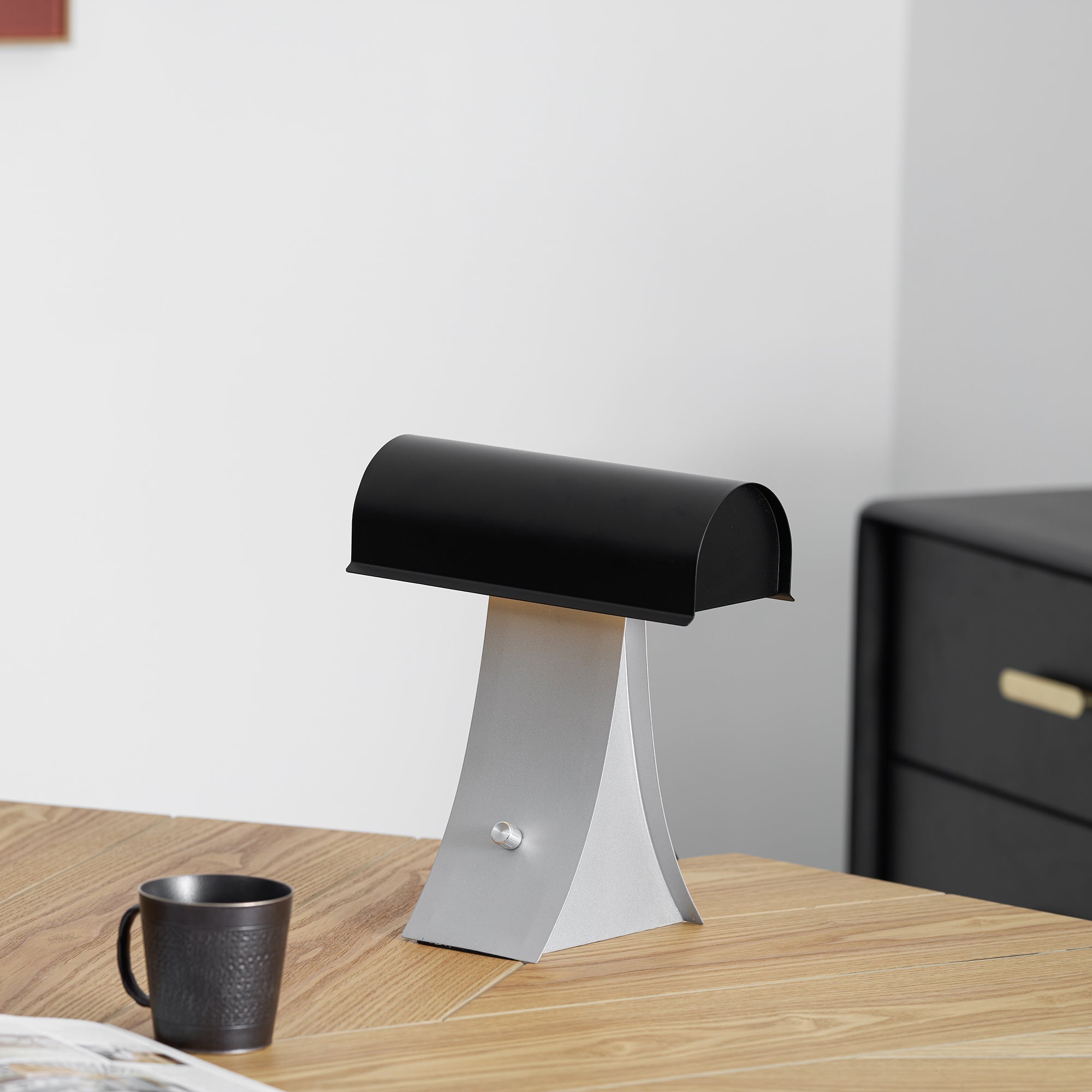 Noirvian Table Lamp
