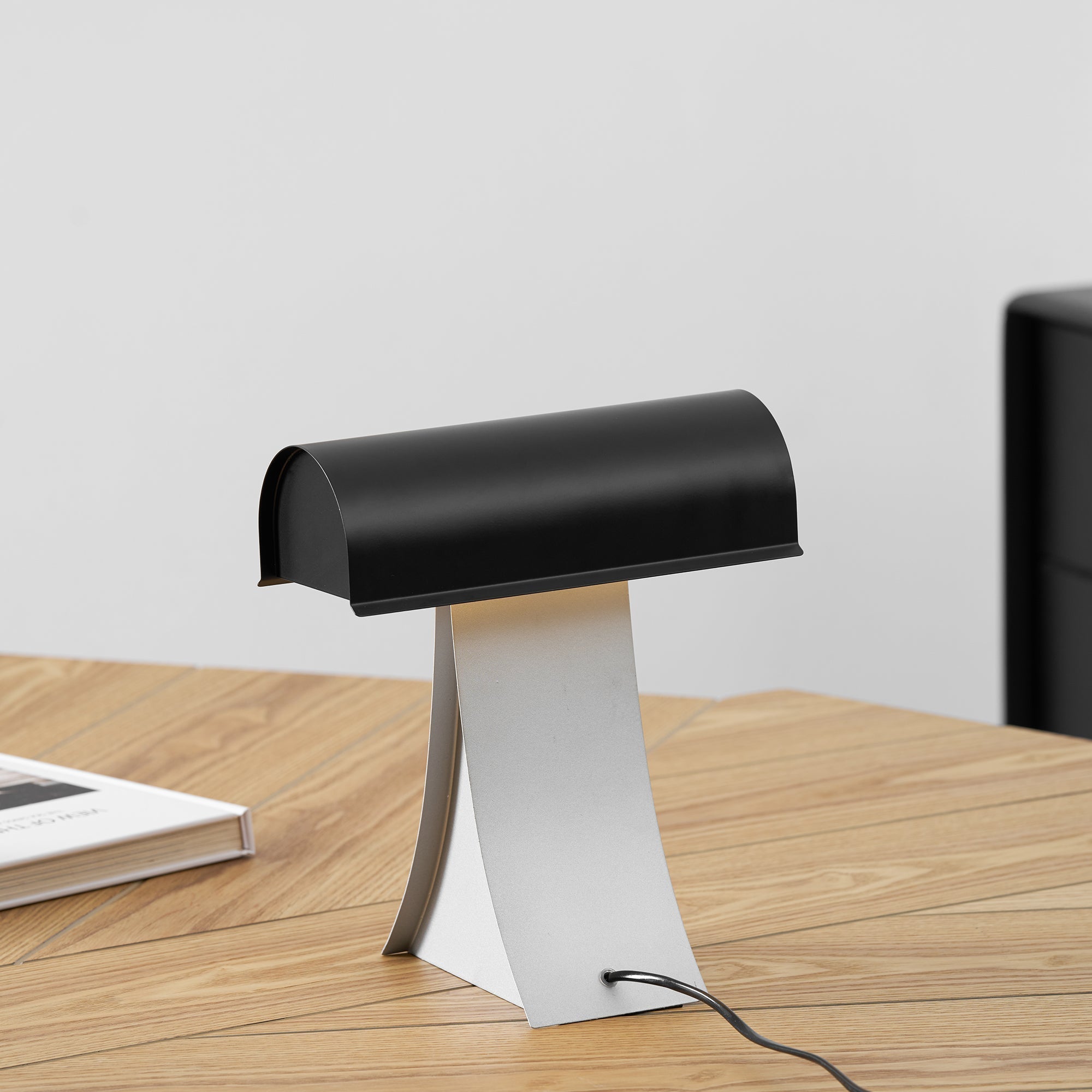 Noirvian Table Lamp