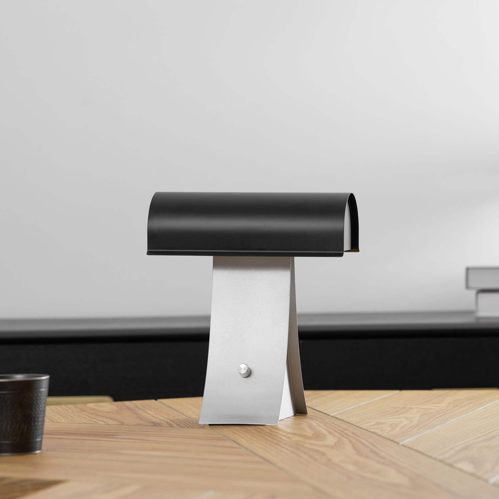 Noirvian Table Lamp