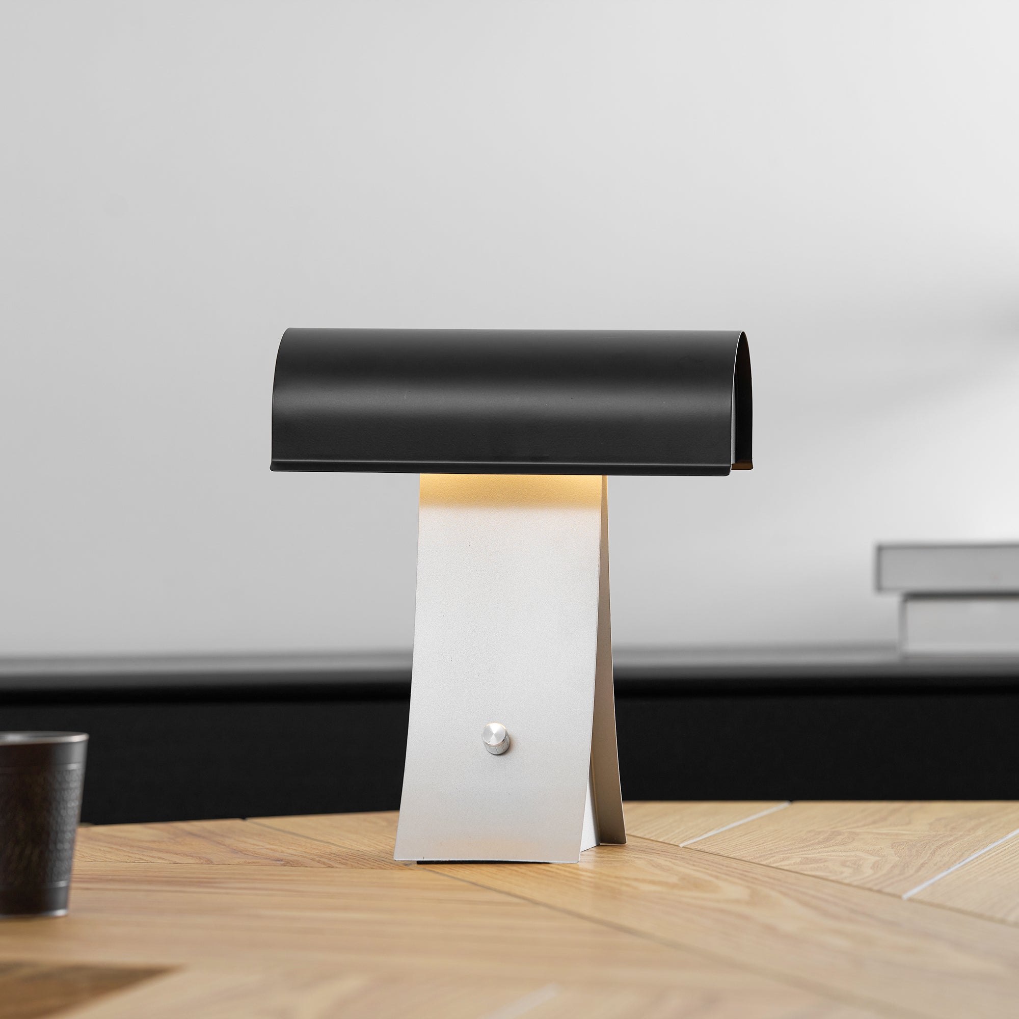 Noirvian Table Lamp
