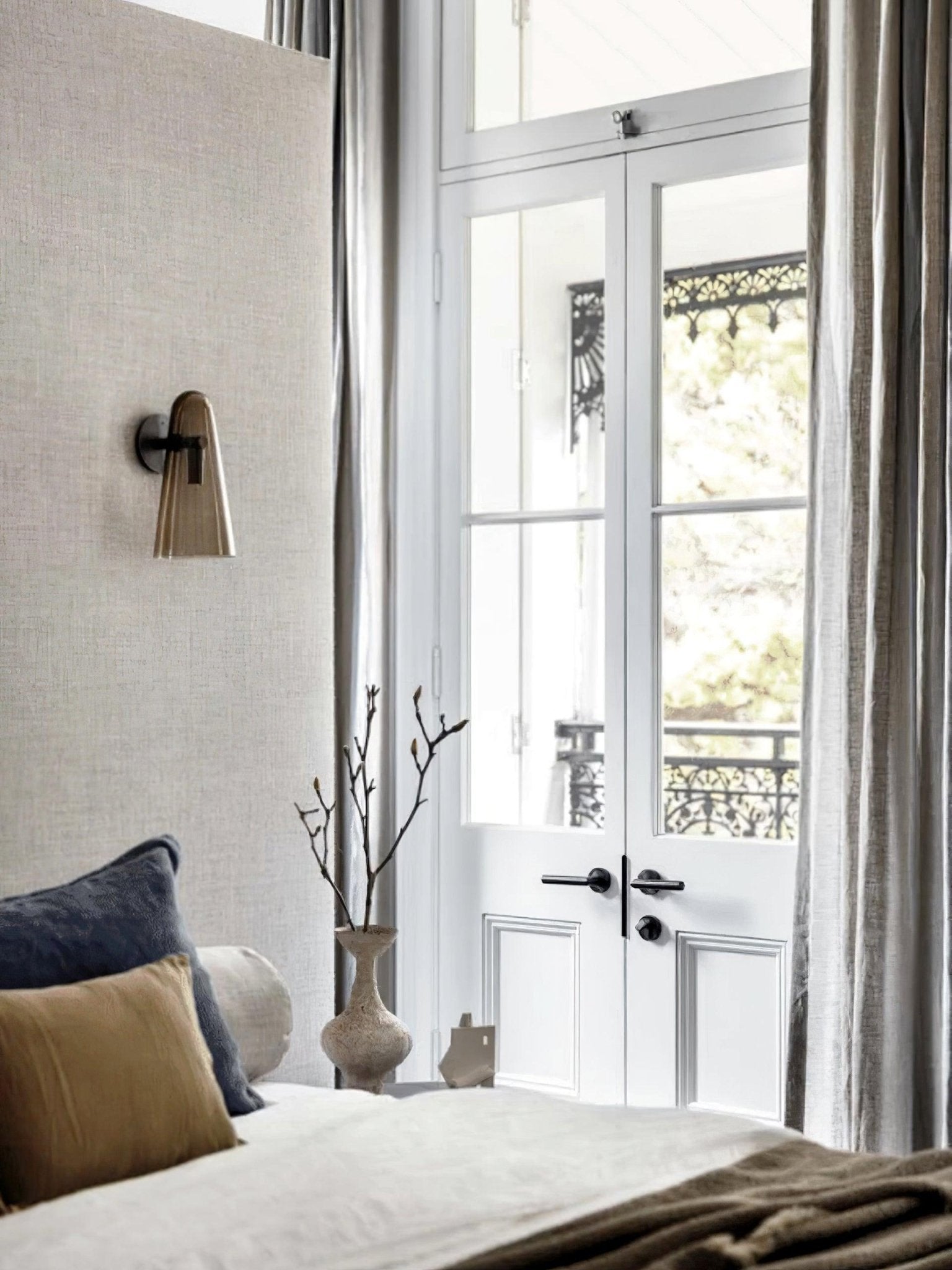 Lioririella Conical Glass Wall Lamp