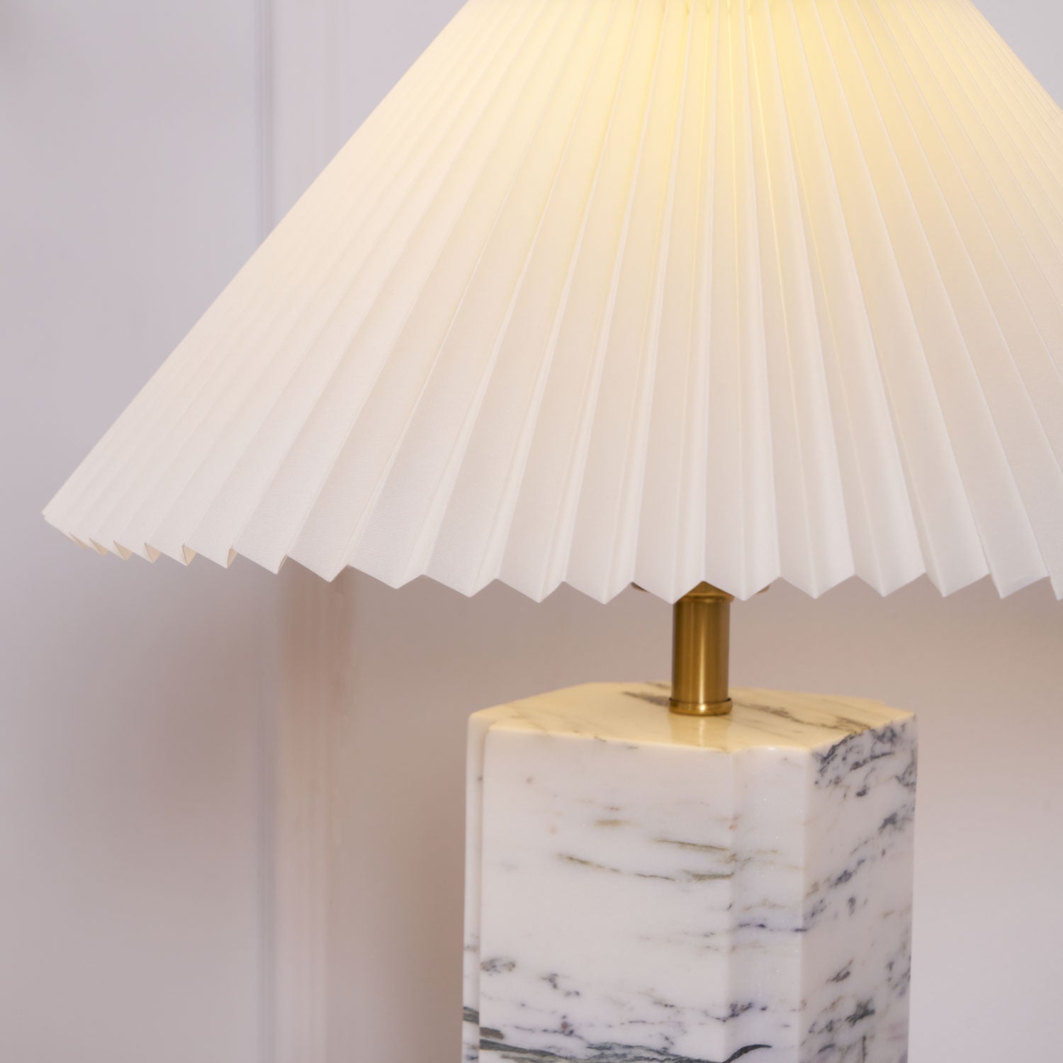 Selaleria Modern Table Lamp