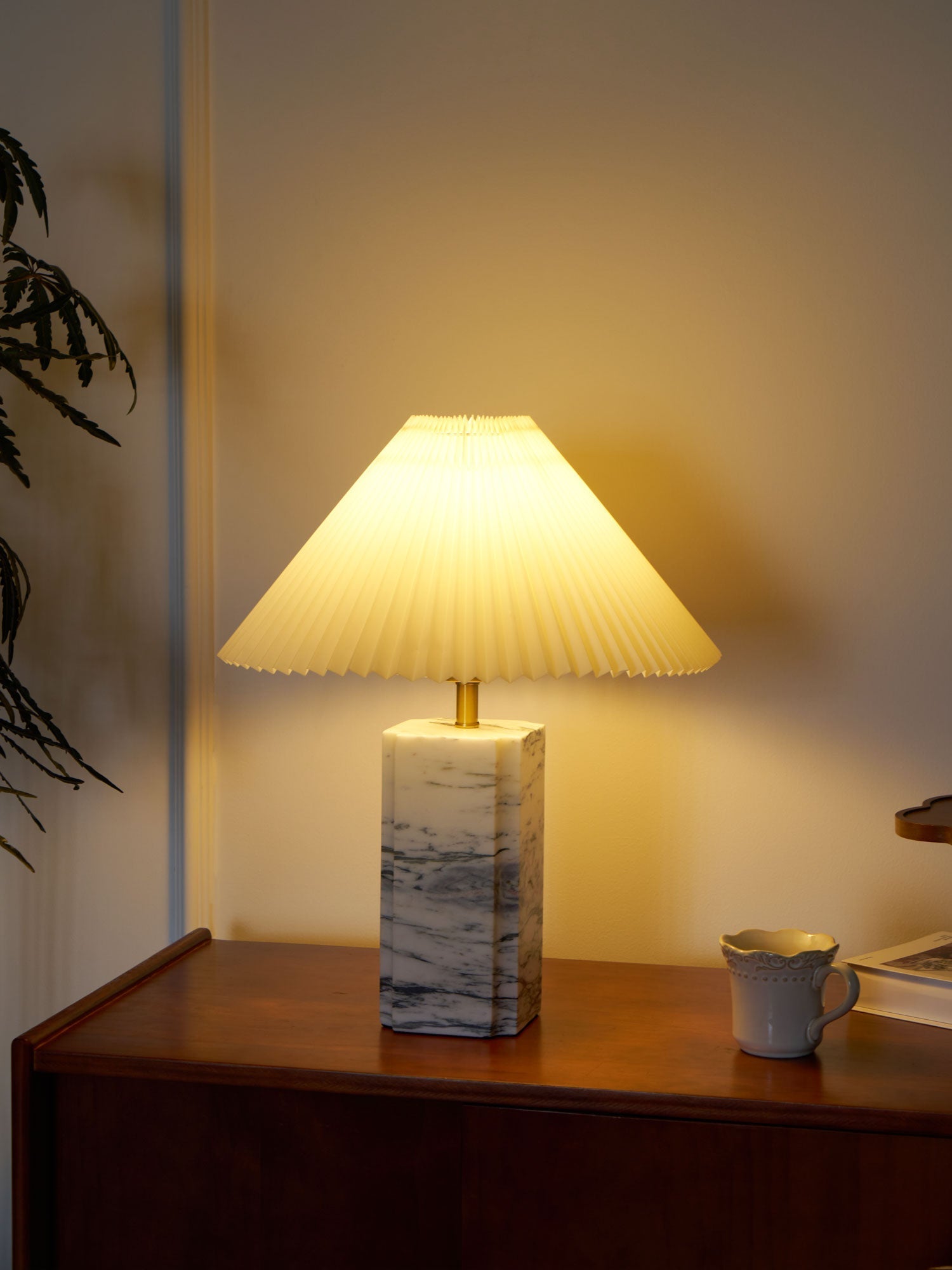 Selaleria Modern Table Lamp