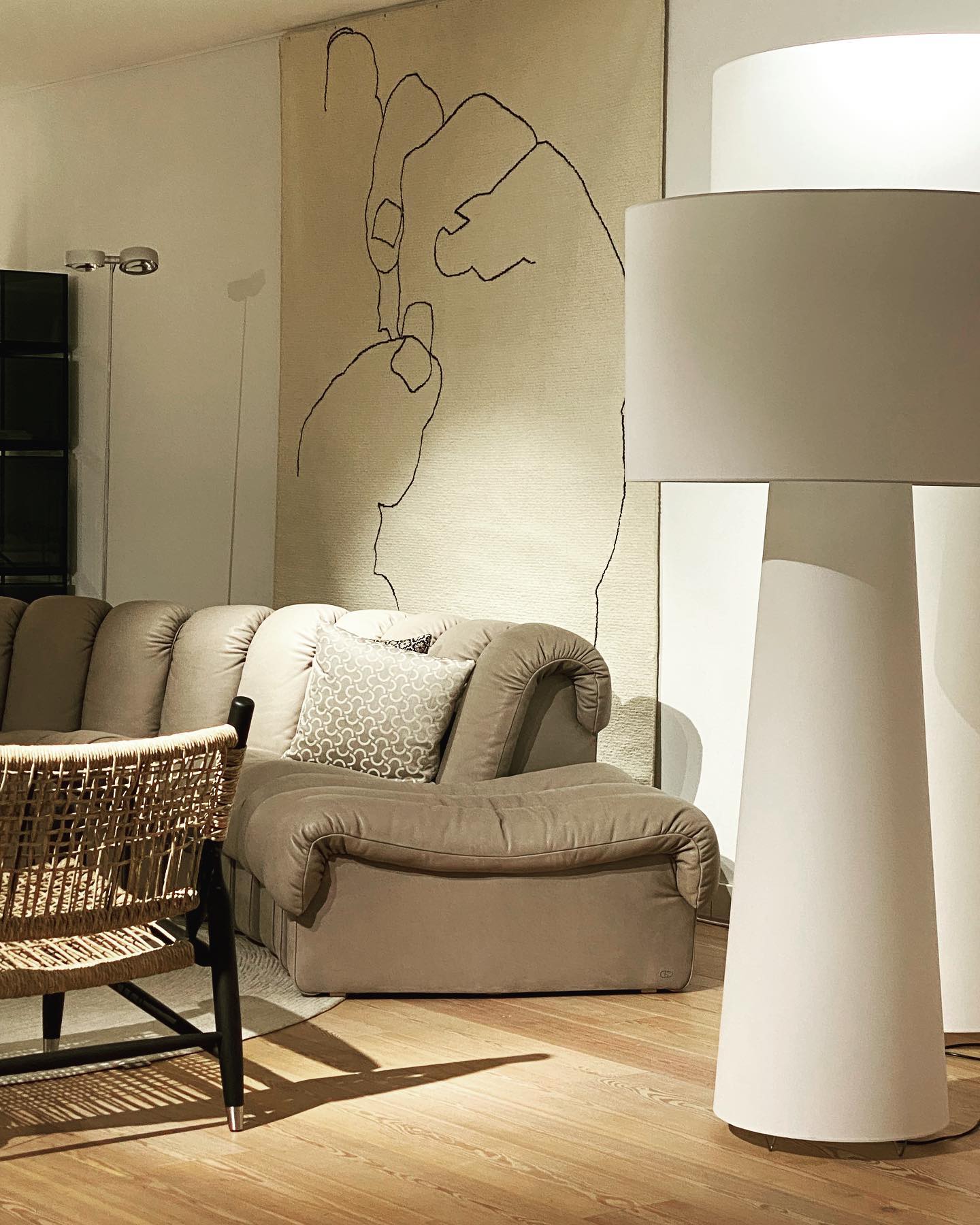 Viraalella Floor Light