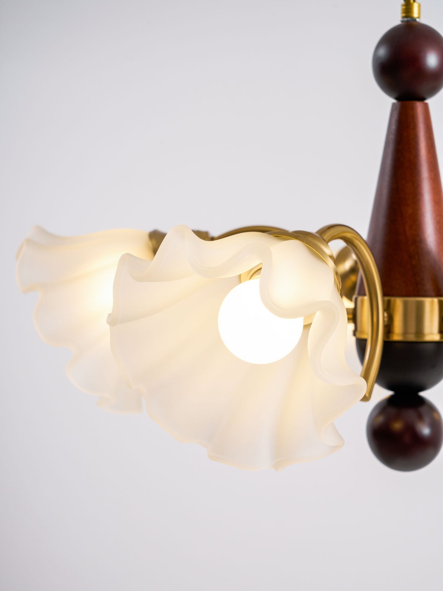 Ilvinan Traditional Elegance Wood Glass Chandelier