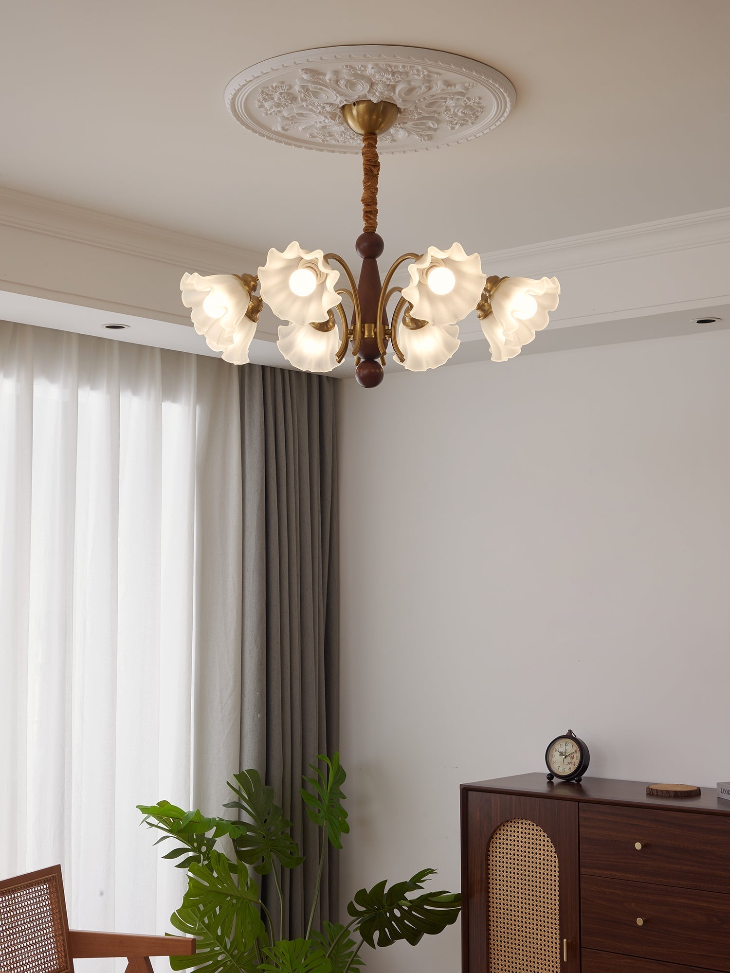Ilvinan Traditional Elegance Wood Glass Chandelier
