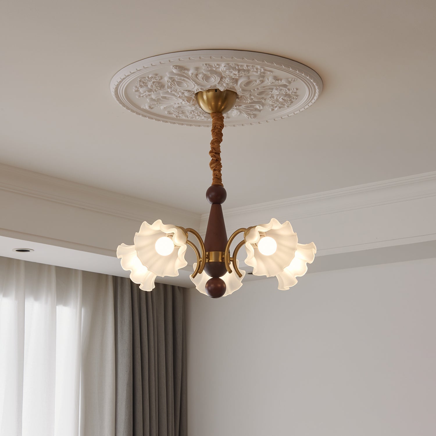 Ilvinan Traditional Elegance Wood Glass Chandelier