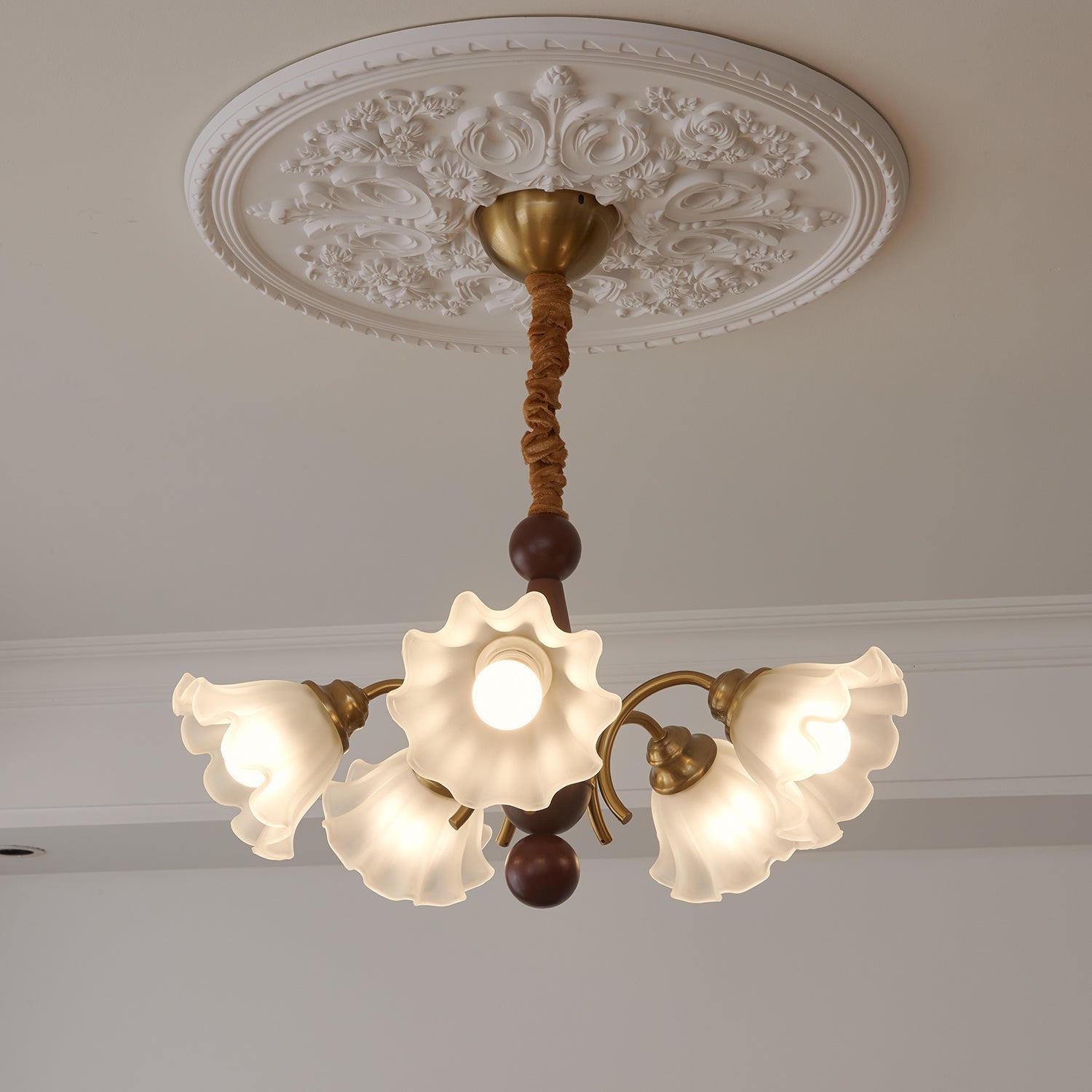 Ilvinan Traditional Elegance Wood Glass Chandelier