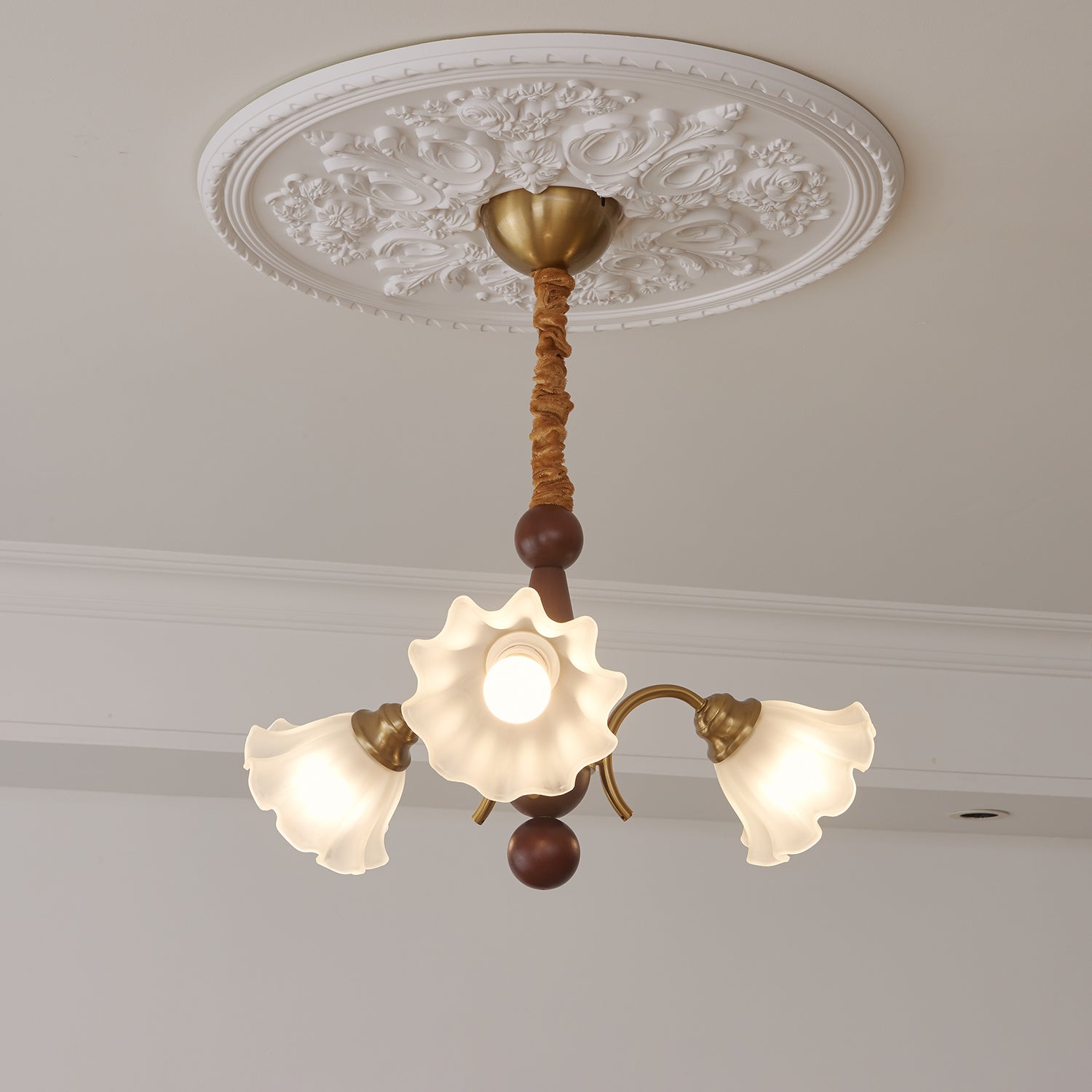 Ilvinan Traditional Elegance Wood Glass Chandelier