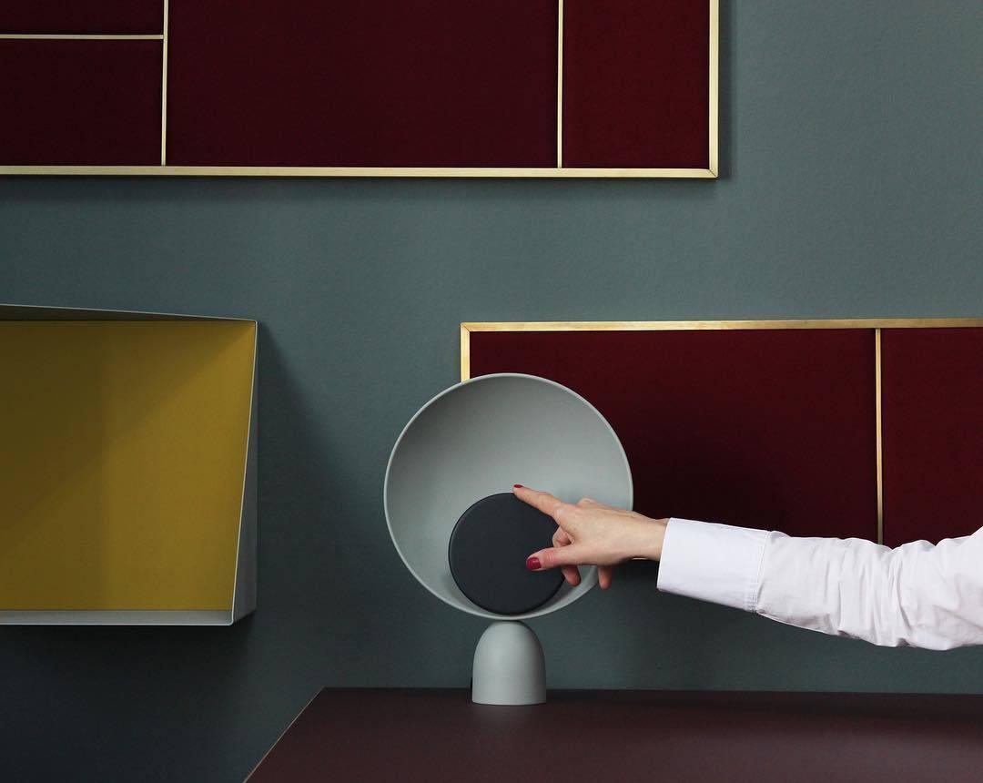 Prynd Modern Table Lamp