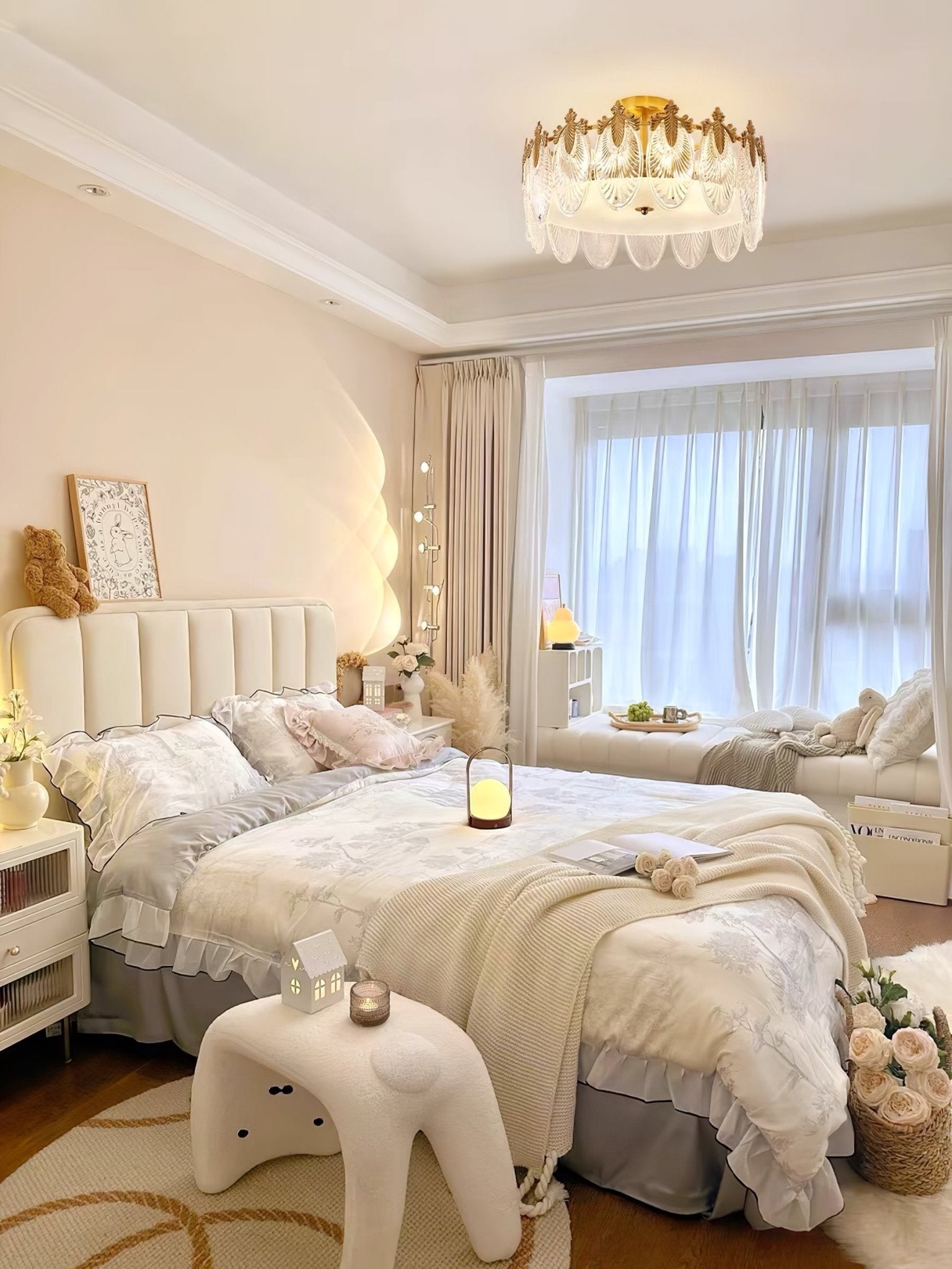 Eirisena Chandelier Glass Petals Gold Frame Round