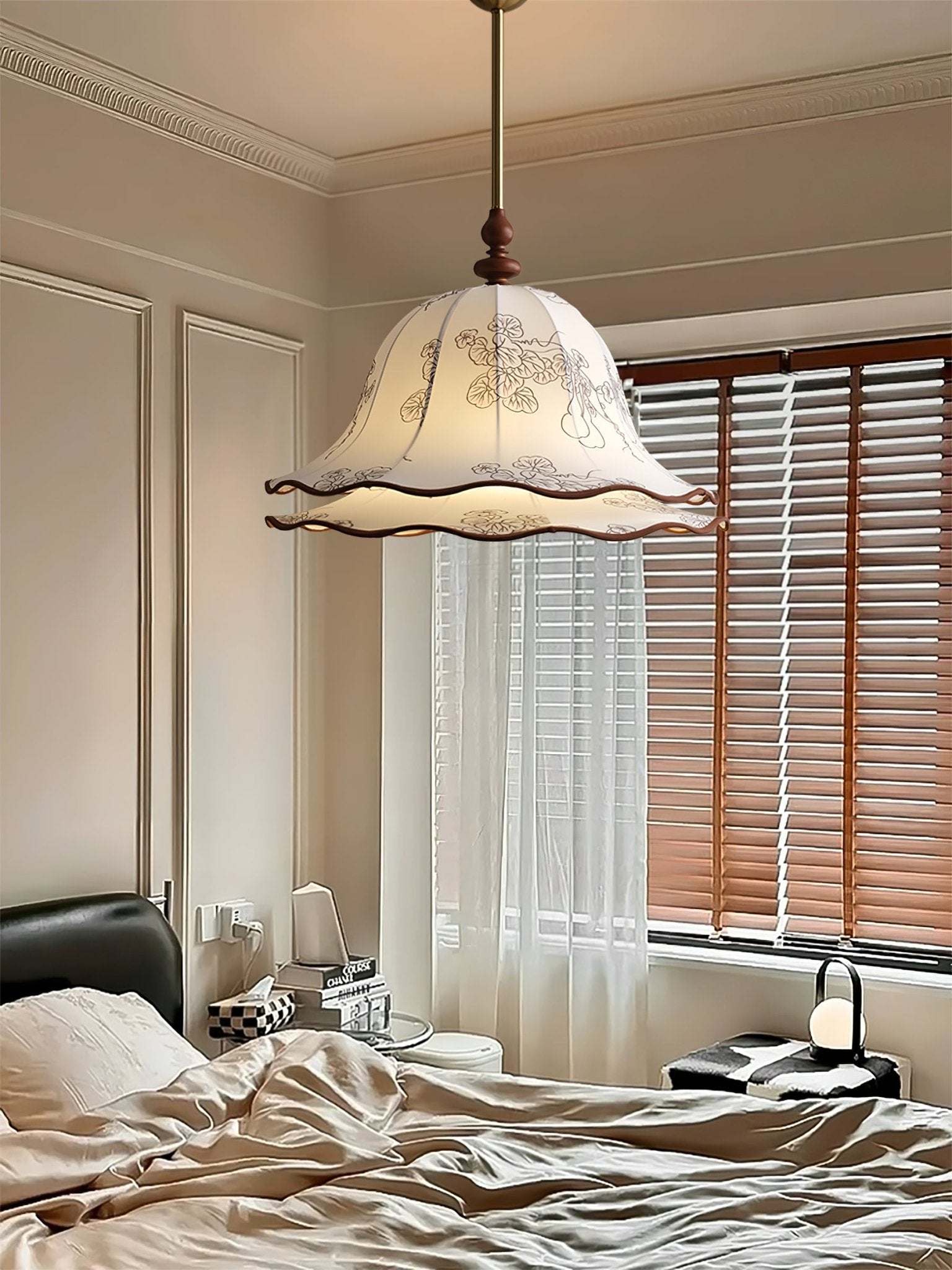 Ilsilis Traditional Elegance Floral Fabric Wood Pendant Lamp