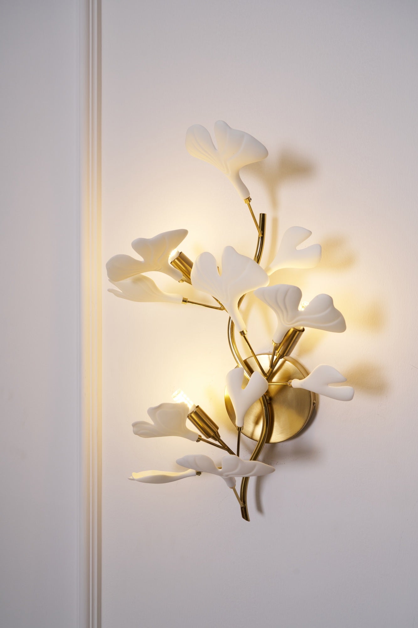 Oakes Postmodern Luxury Gingko Ceramics Wall Lamp