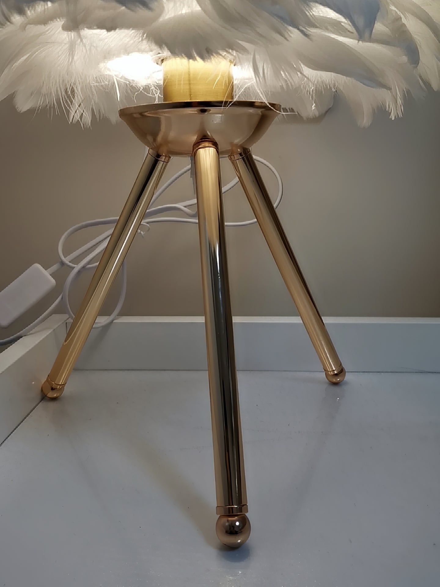 Nilo Feather Feminine Table Lamp - Neutral Decor