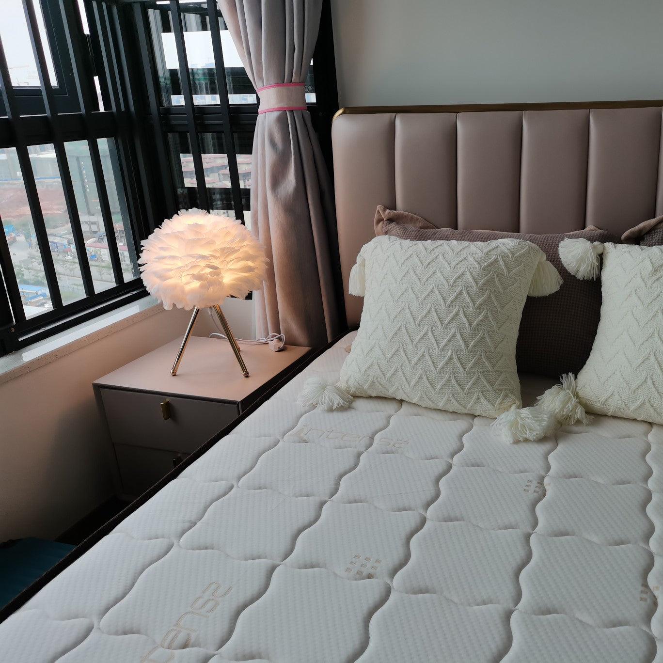 Nilo Feather Feminine Table Lamp