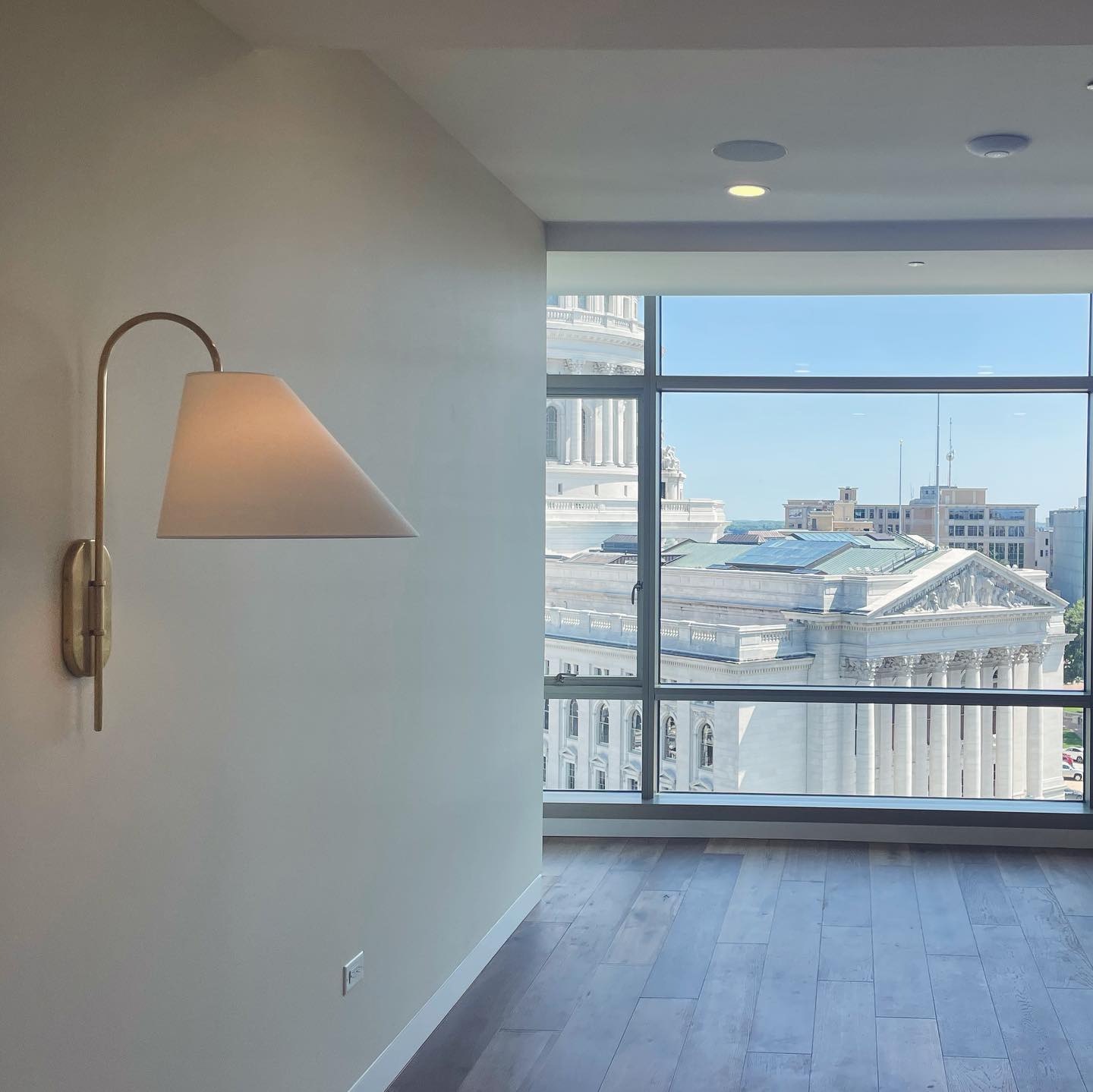 Nyphaiel Wall Lamp