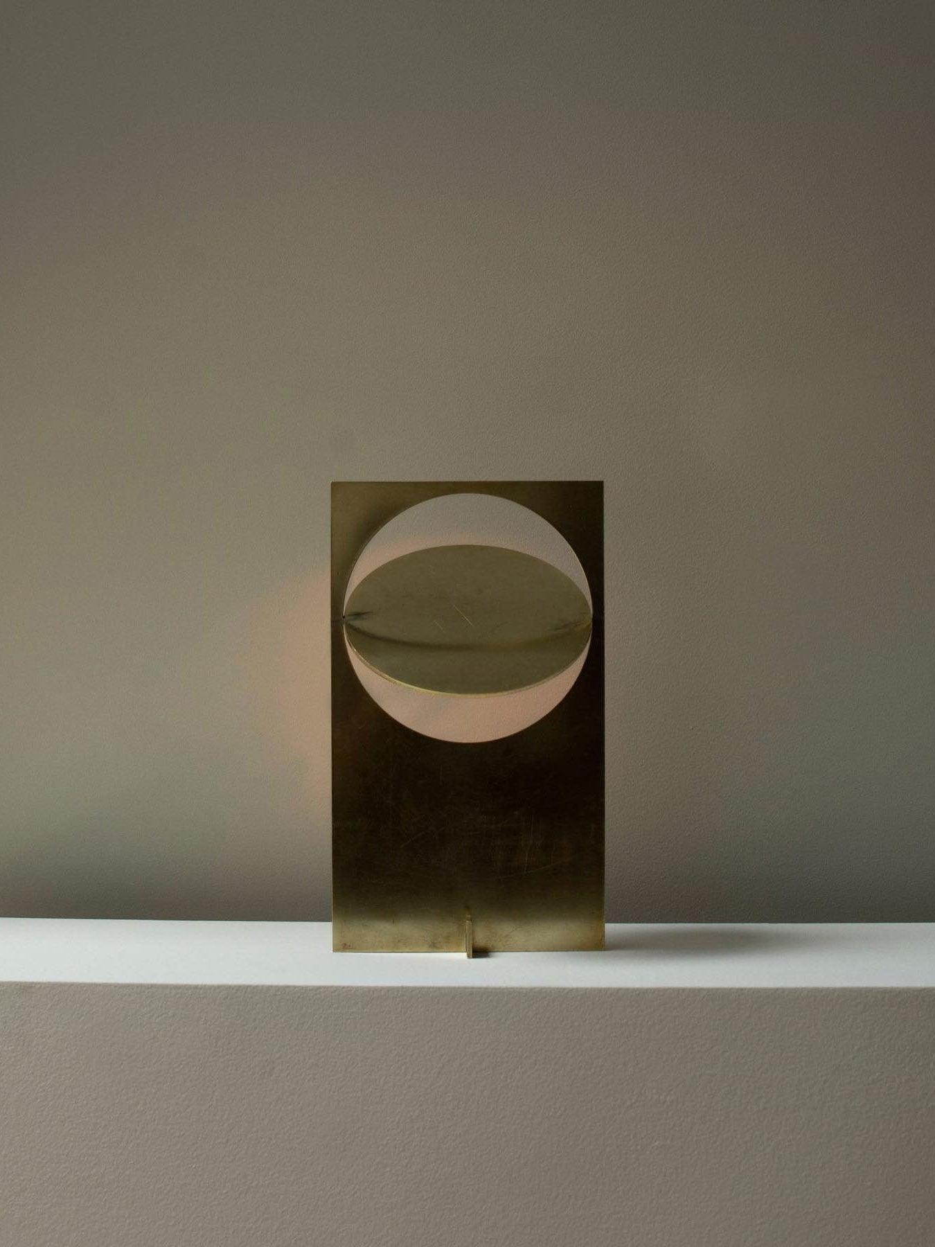 Terieriella Rotating Disc Table Lamp