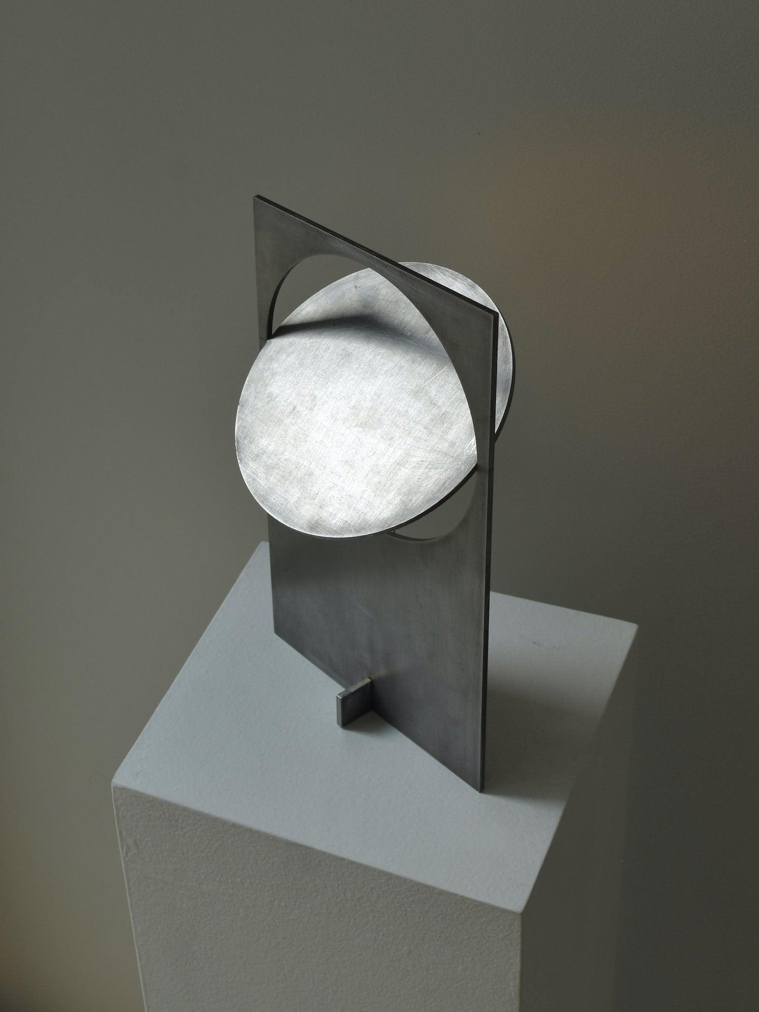 Terieriella Rotating Disc Table Lamp