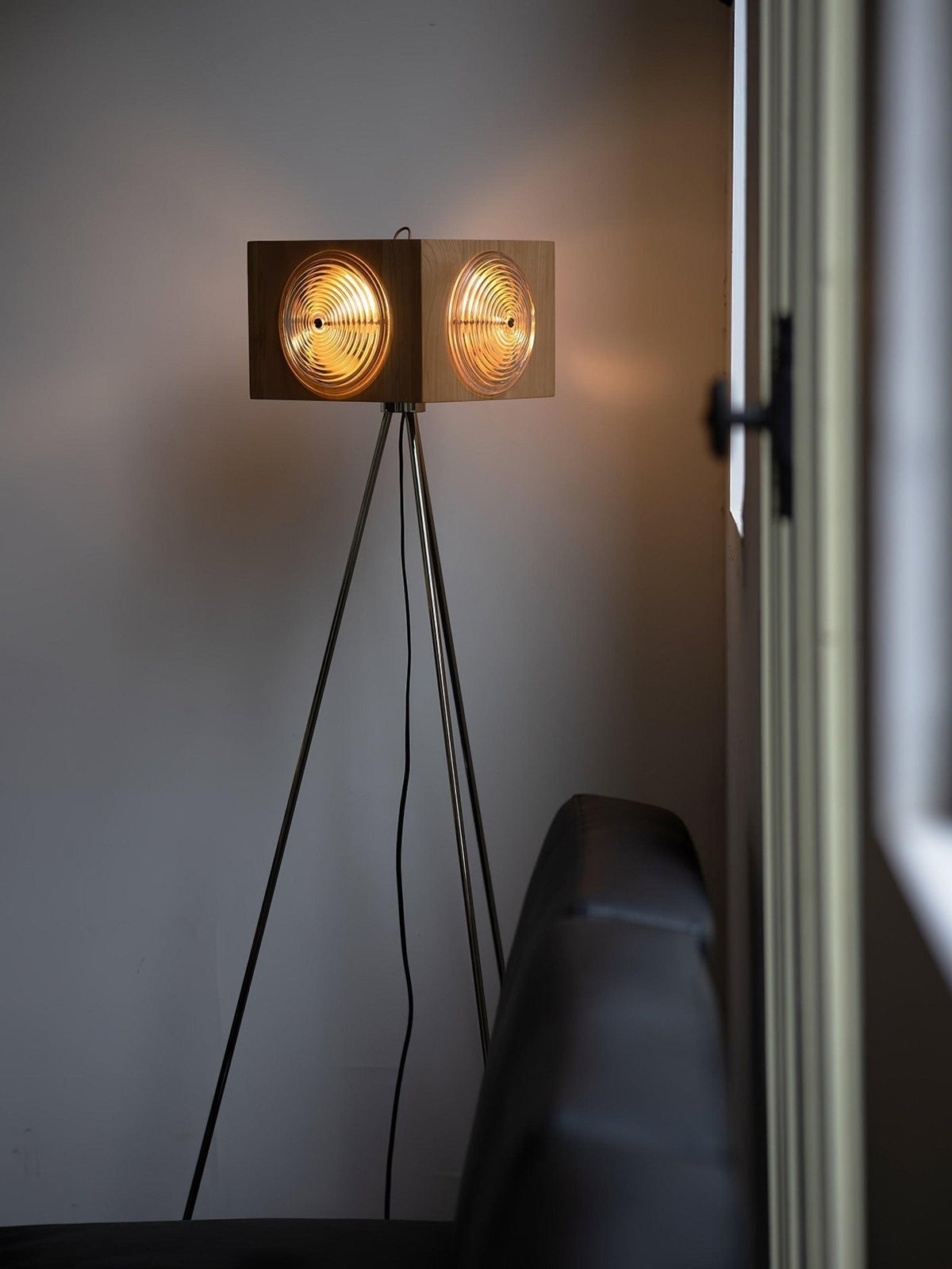 Vesoren Tripod Wood Floor Lamp
