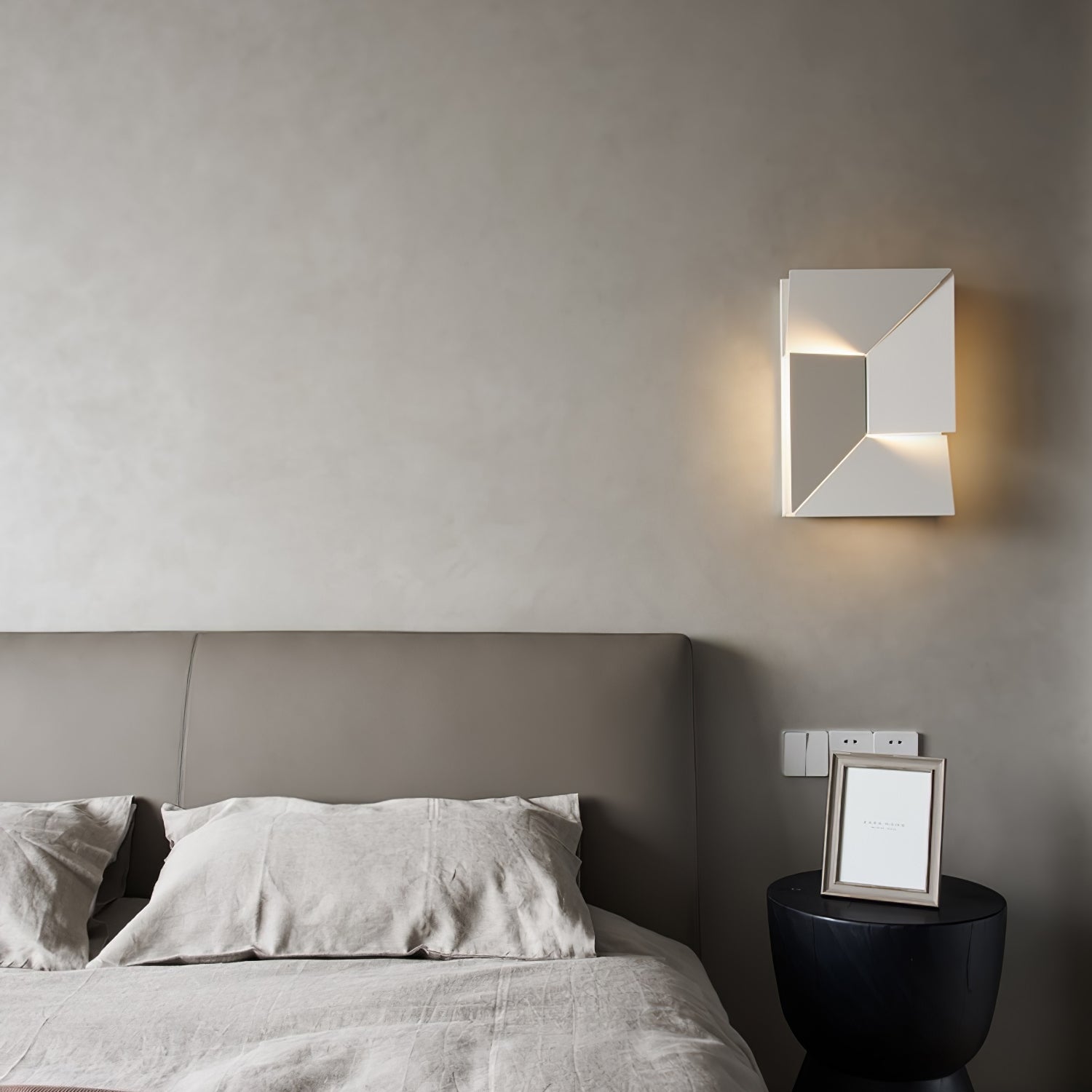 Arthaen Shadows Grand Sconce Wall lamp