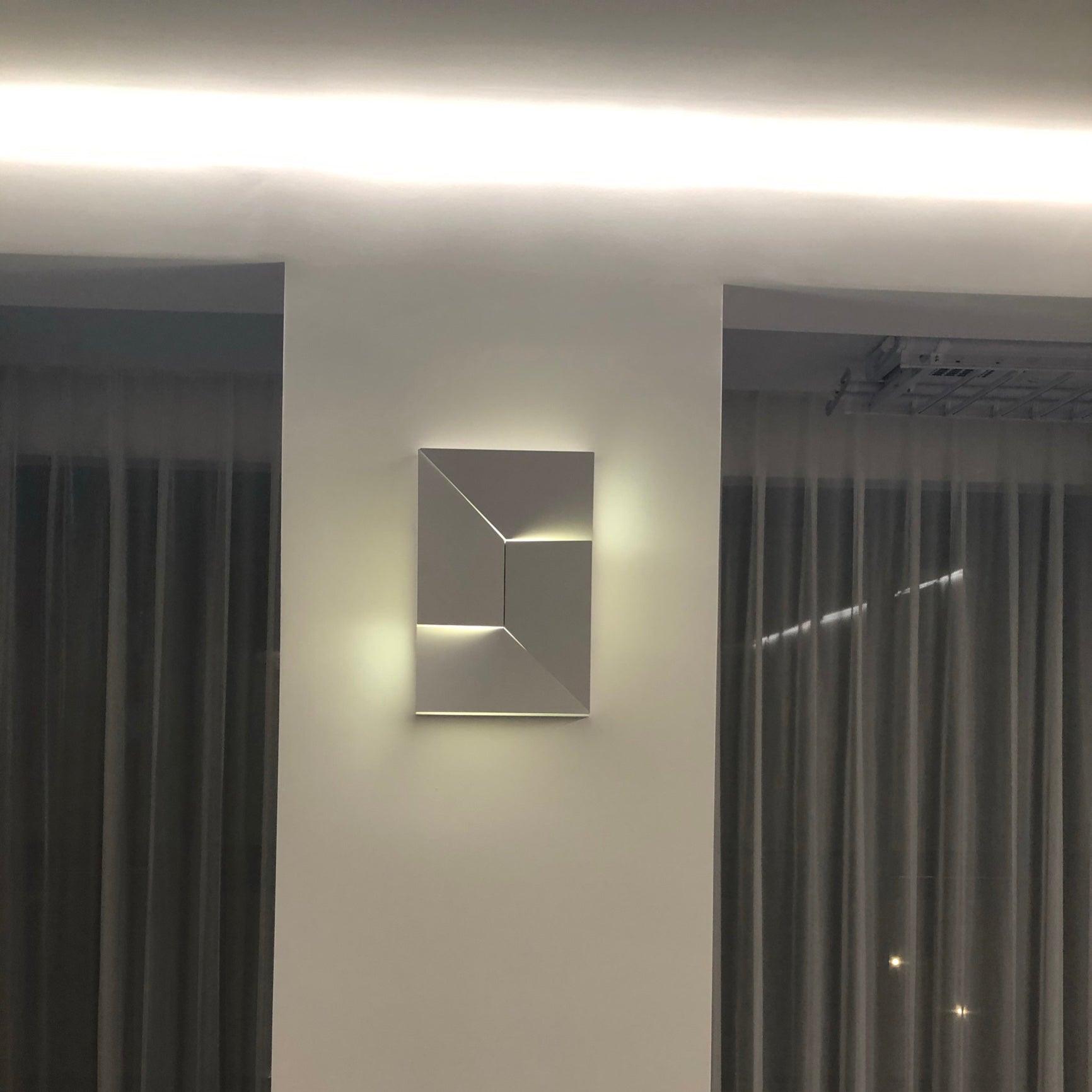 Arthaen Shadows Grand Sconce Wall lamp