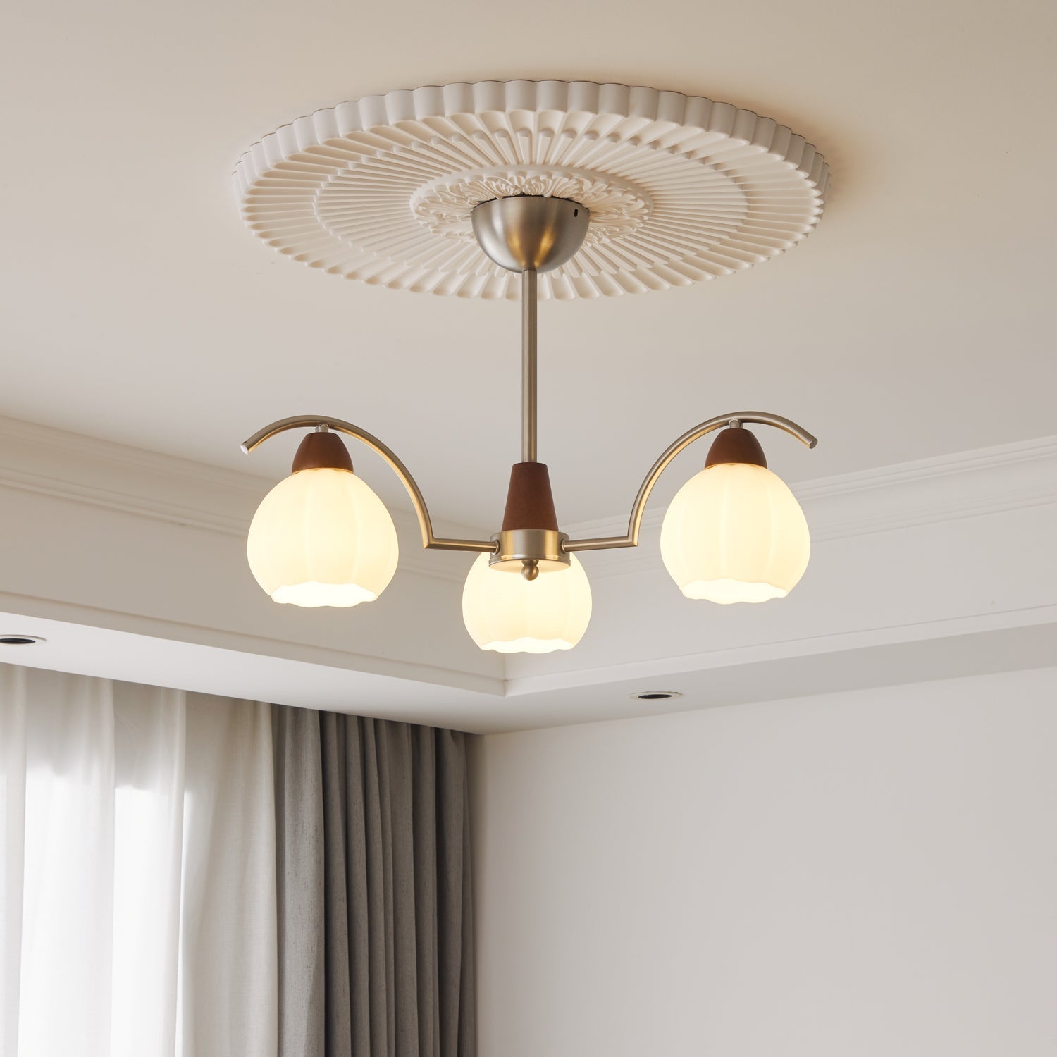 Ilaeiel Traditional Elegance Bloom Wood Glass Chandelier