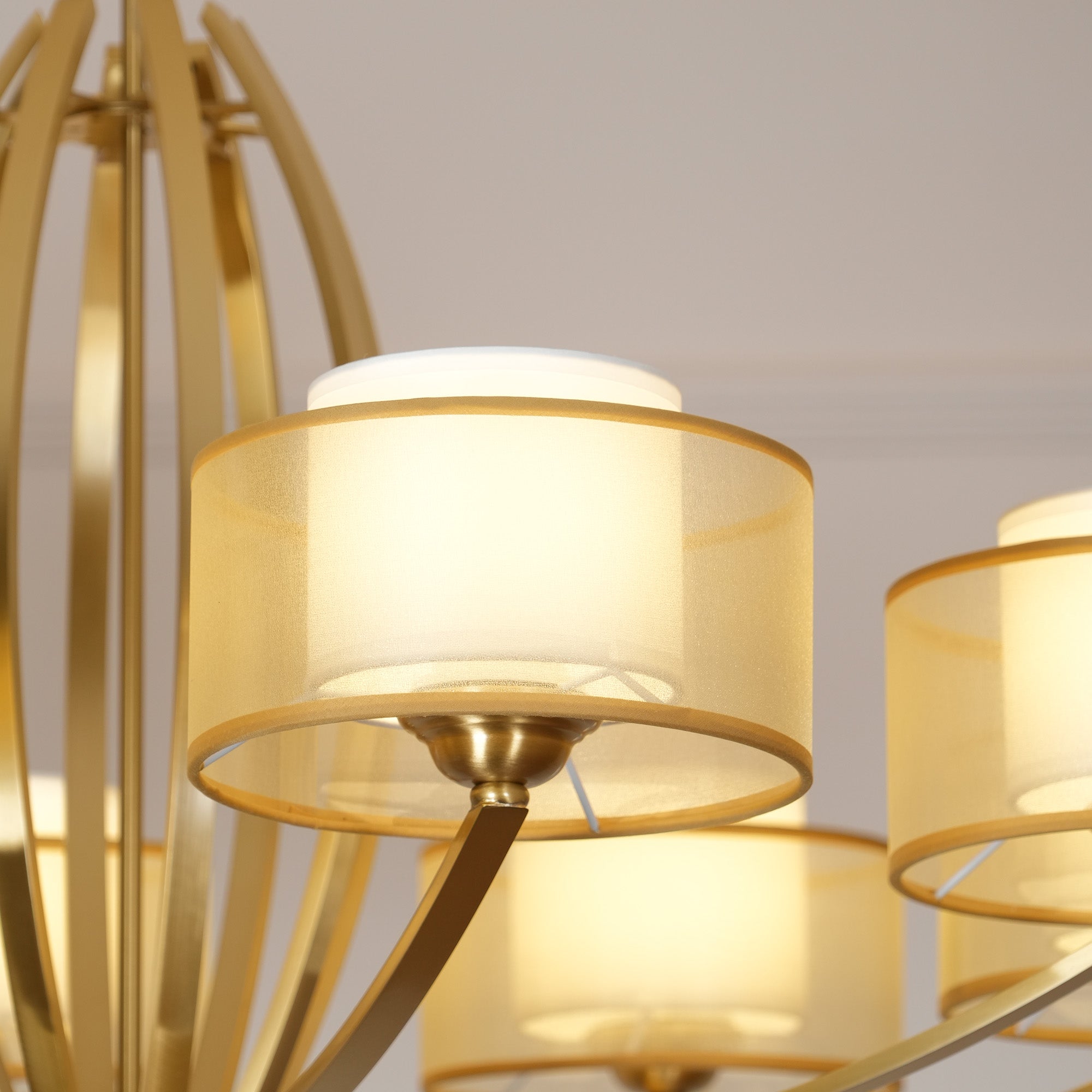 Lyvelus Chandelier