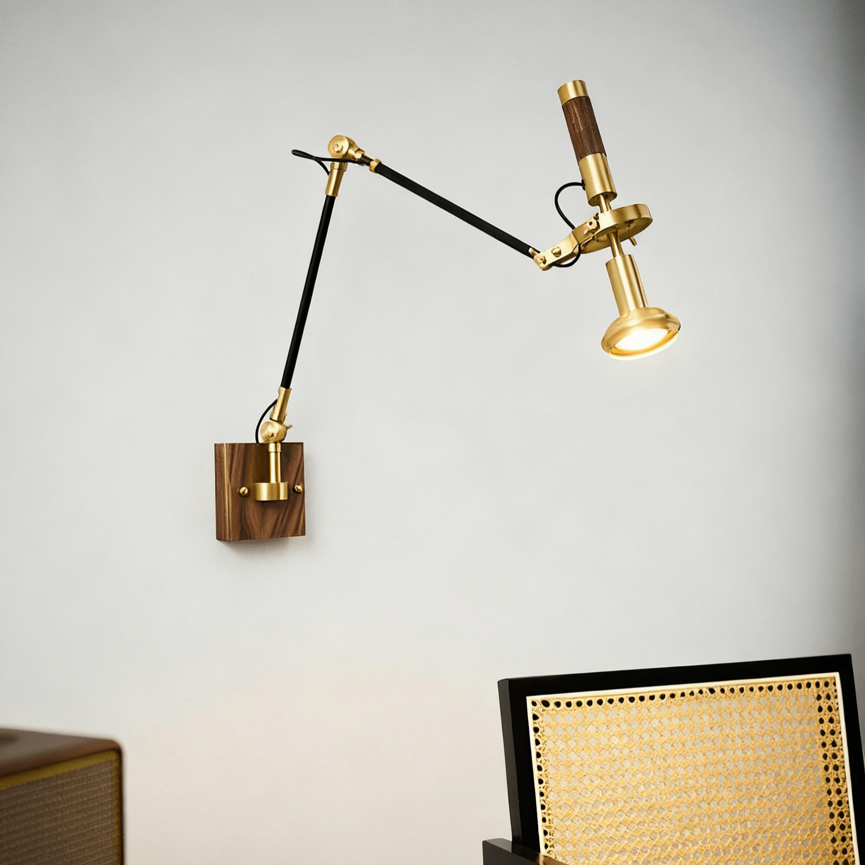 Liravo Wood Wall Lamp
