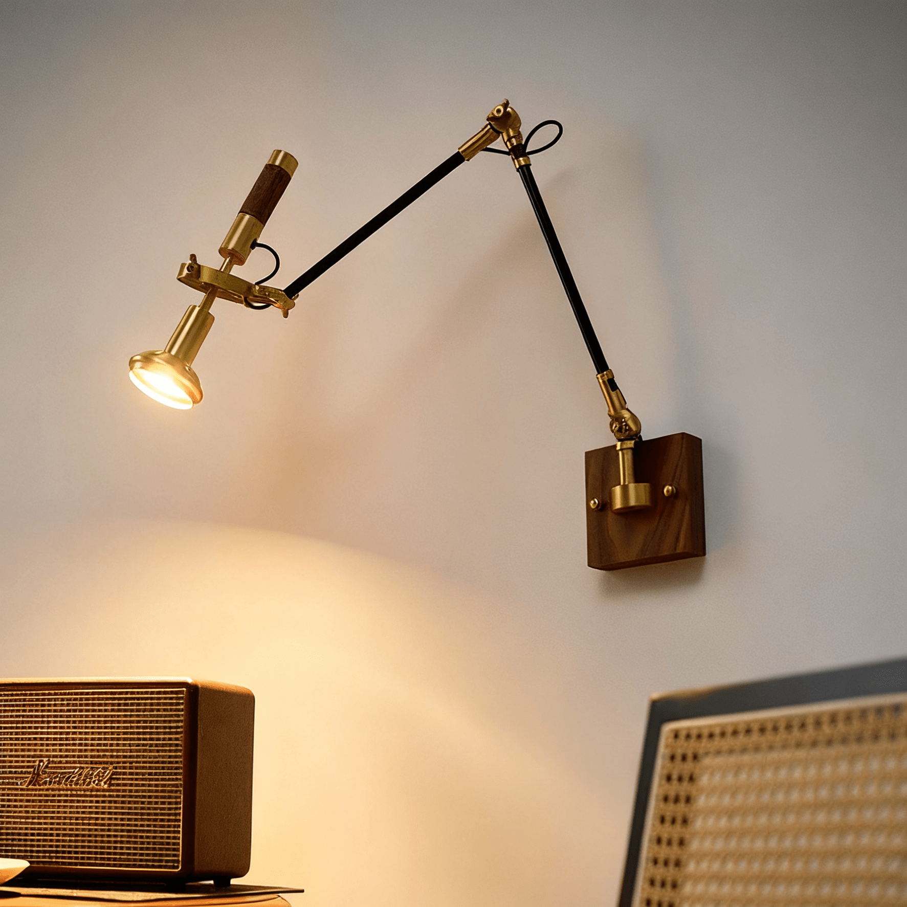 Liravo Wood Wall Lamp