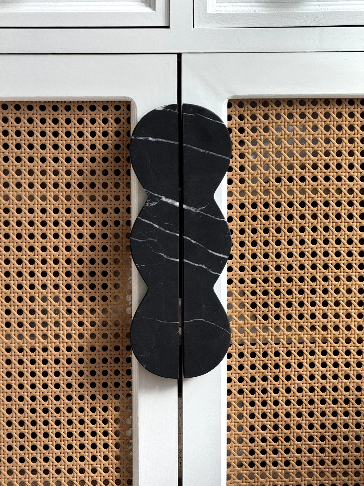 Marisyn Twin-Curve Pull Handle