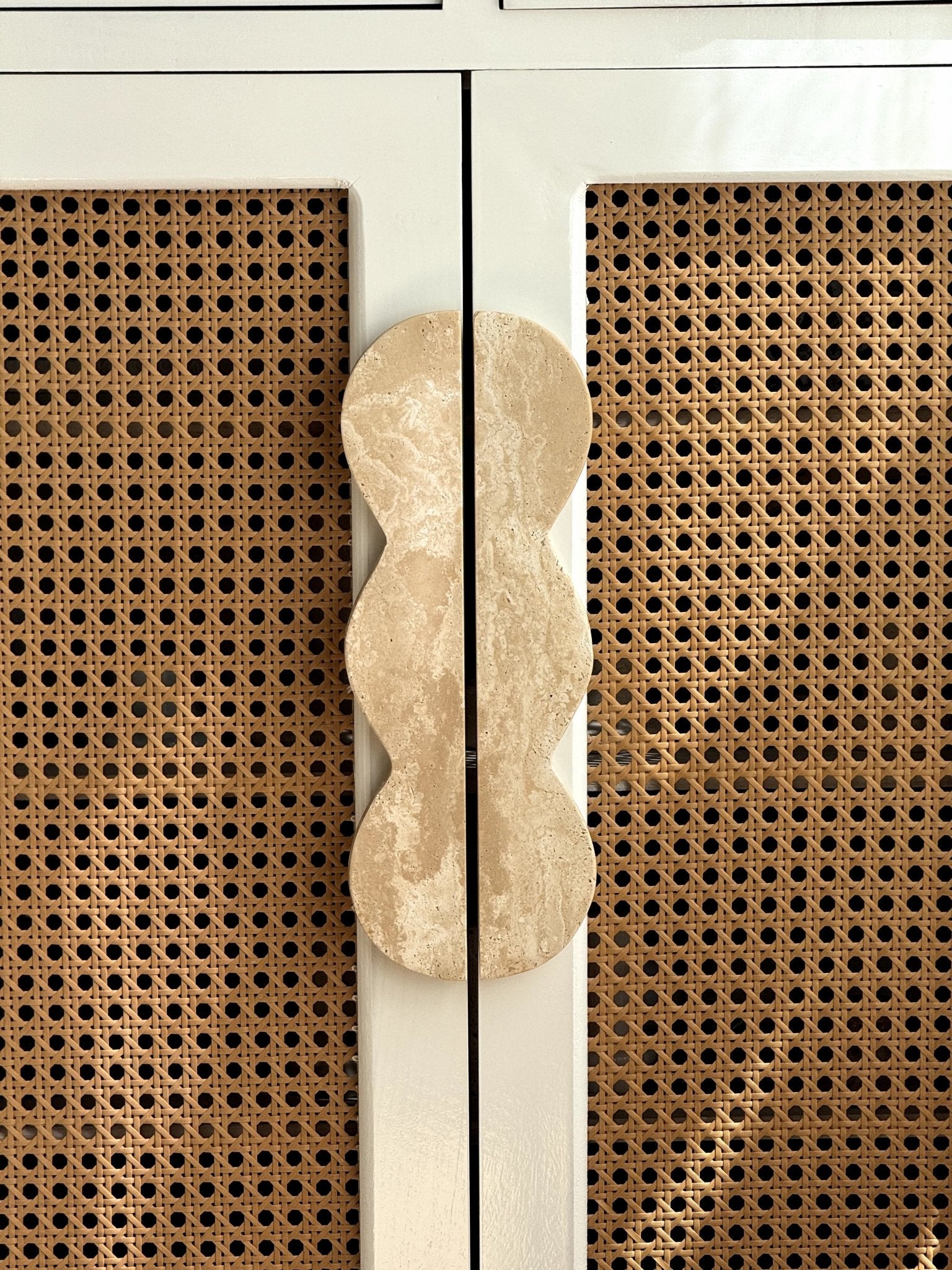 Marisyn Twin-Curve Pull Handle