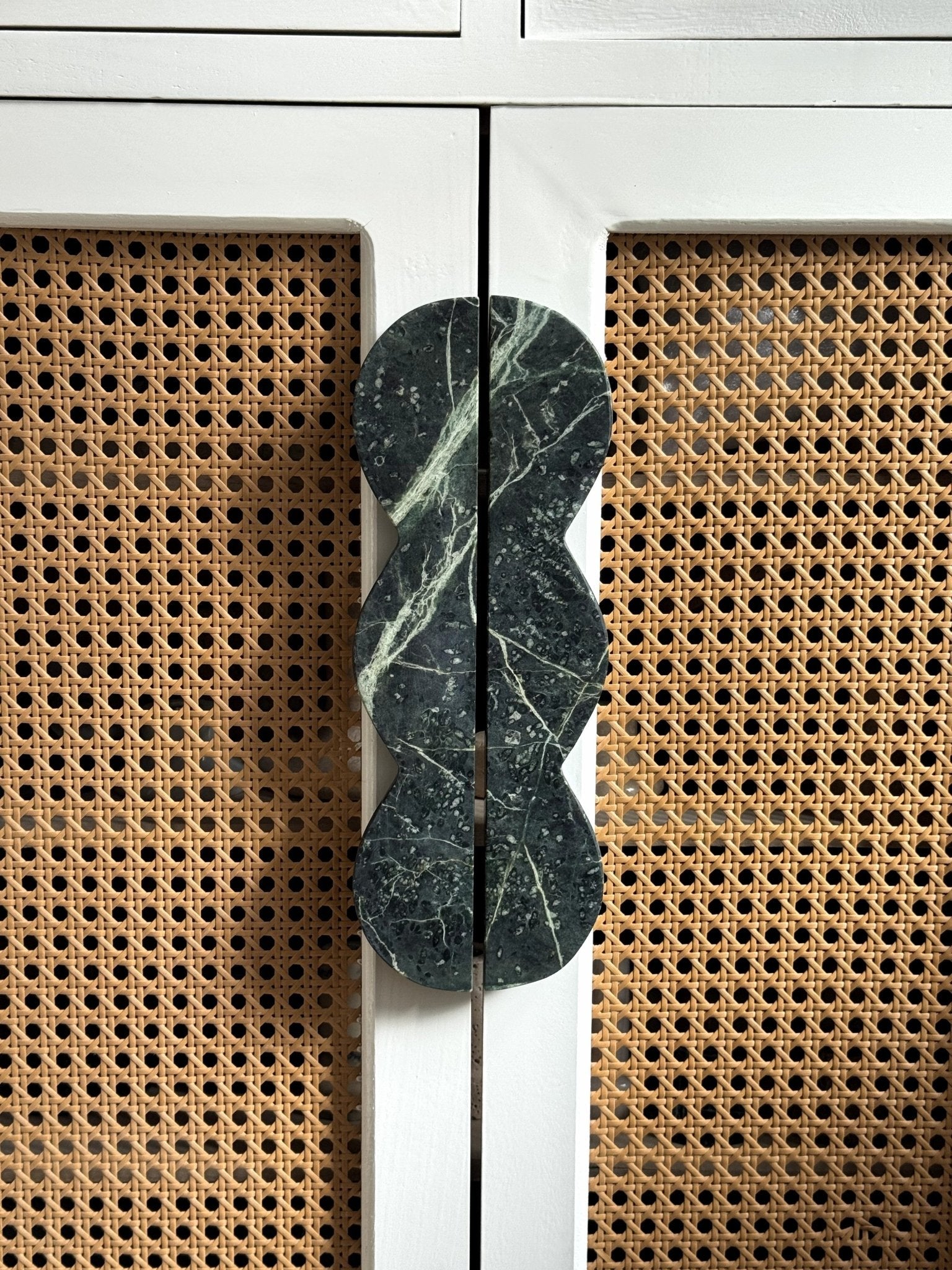 Marisyn Twin-Curve Pull Handle