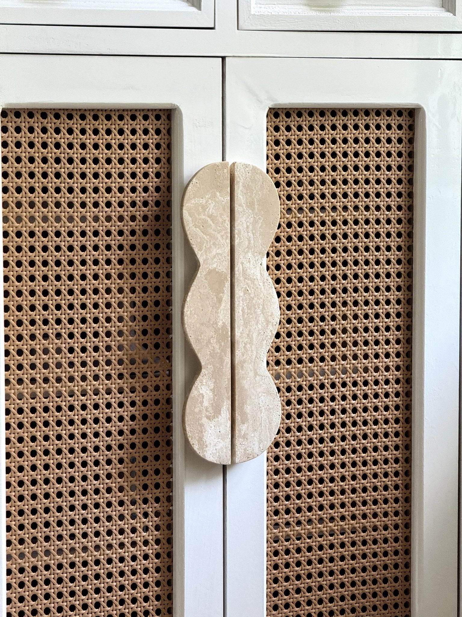 Marisyn Twin-Curve Pull Handle