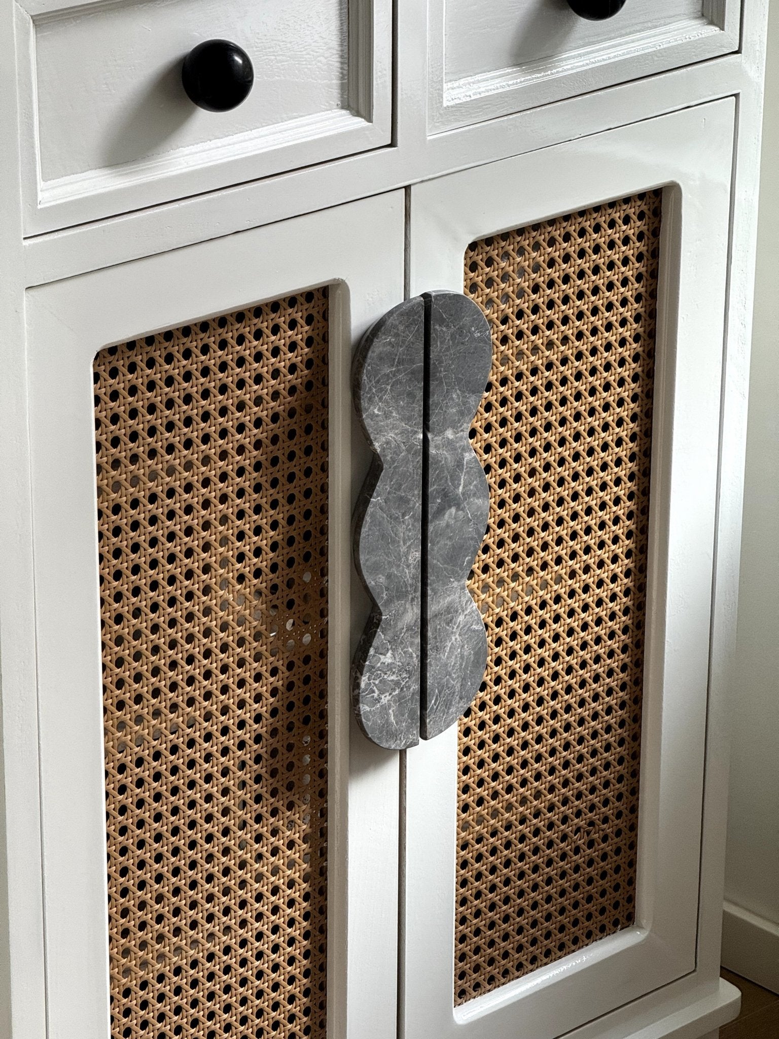 Marisyn Twin-Curve Pull Handle