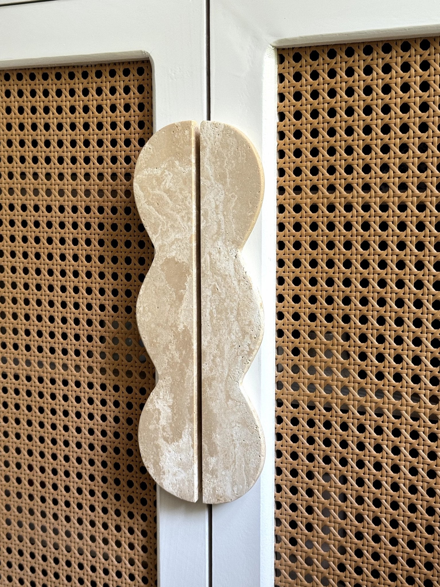 Marisyn Twin-Curve Pull Handle