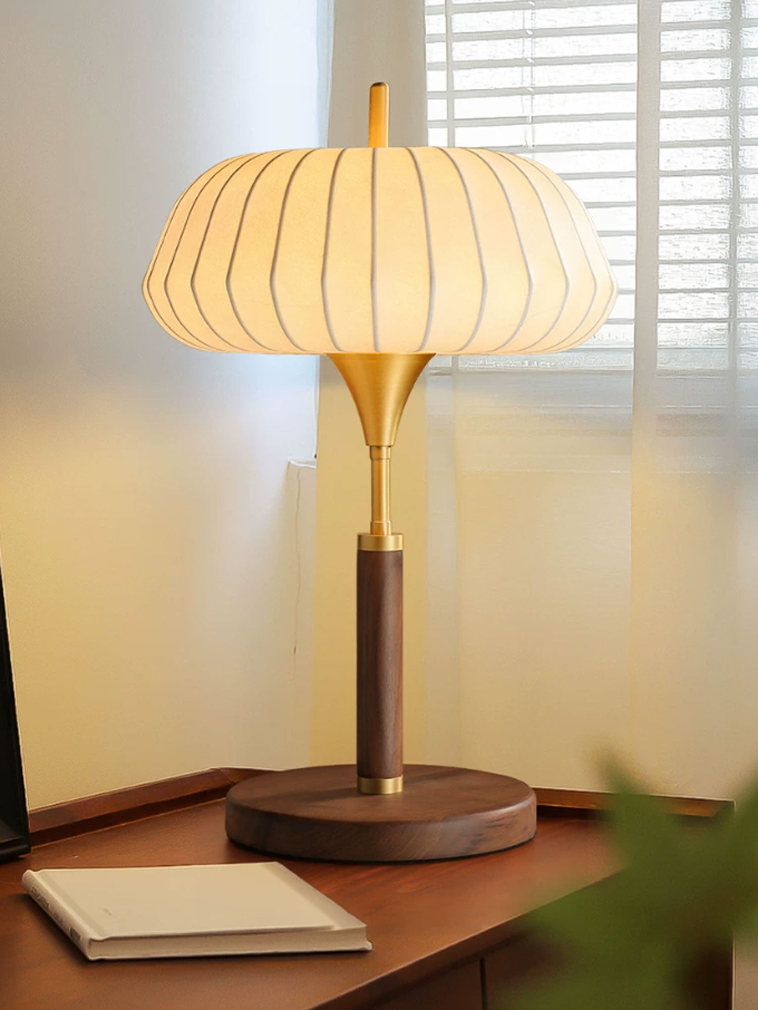 Viraeora Table Lamp