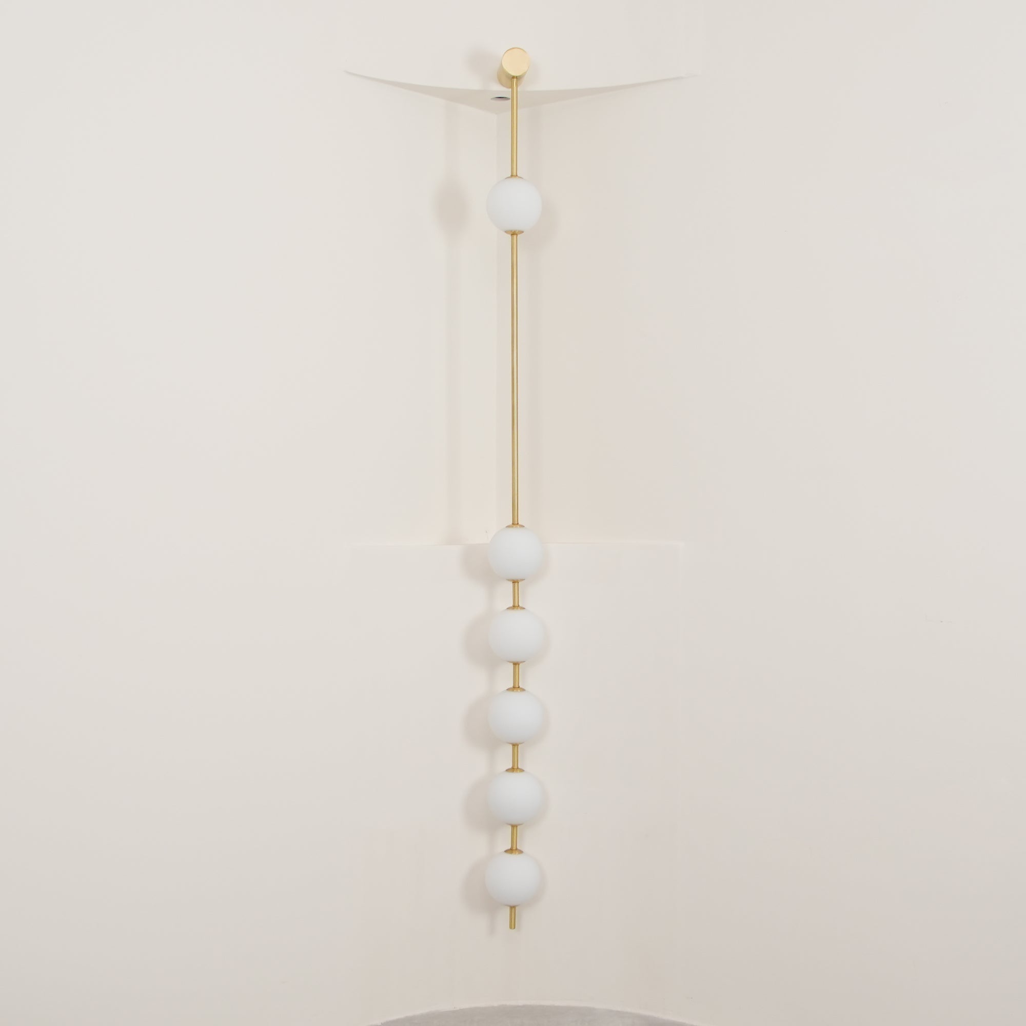 Lustra Wall Lamp Vertical Balls Brass - Neutral Decor