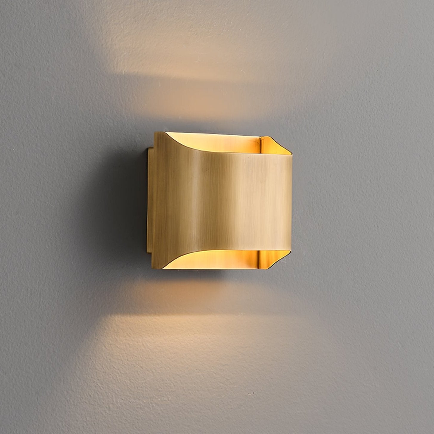Hardy Nordic Art Brass Wall Lamp