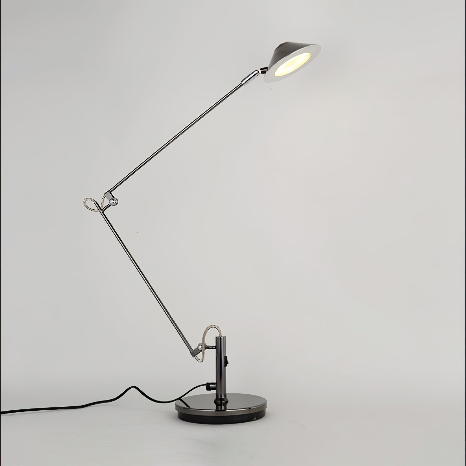 Queden Minimalistic Office Task Lamp