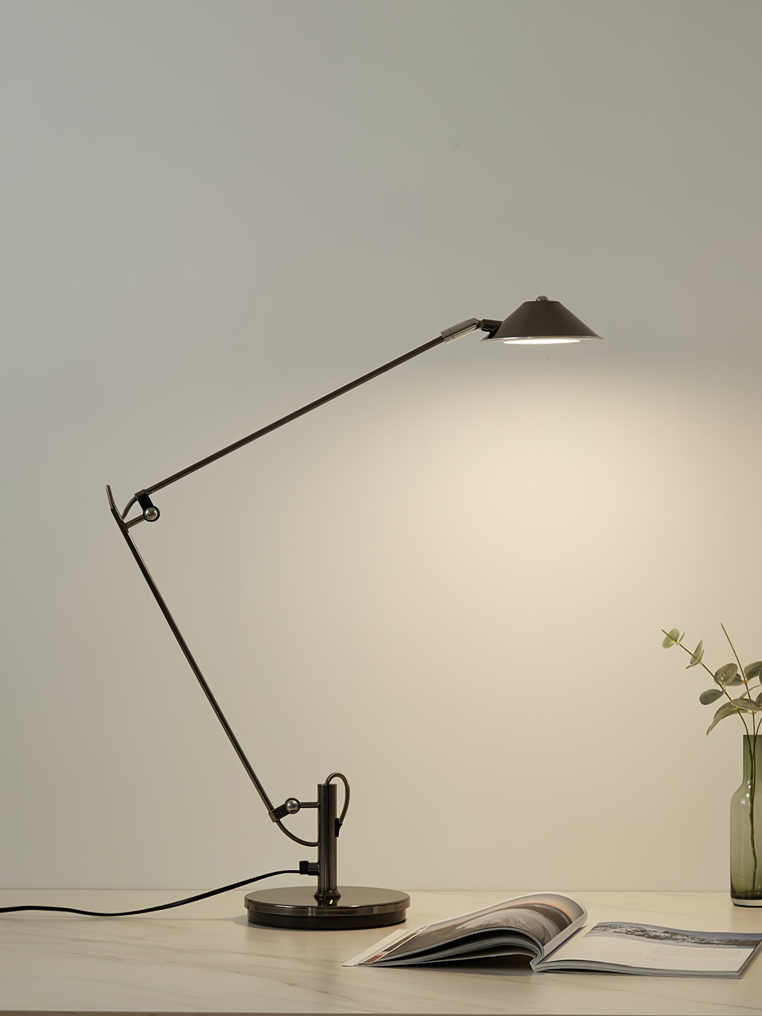 Queden Minimalistic Office Task Lamp