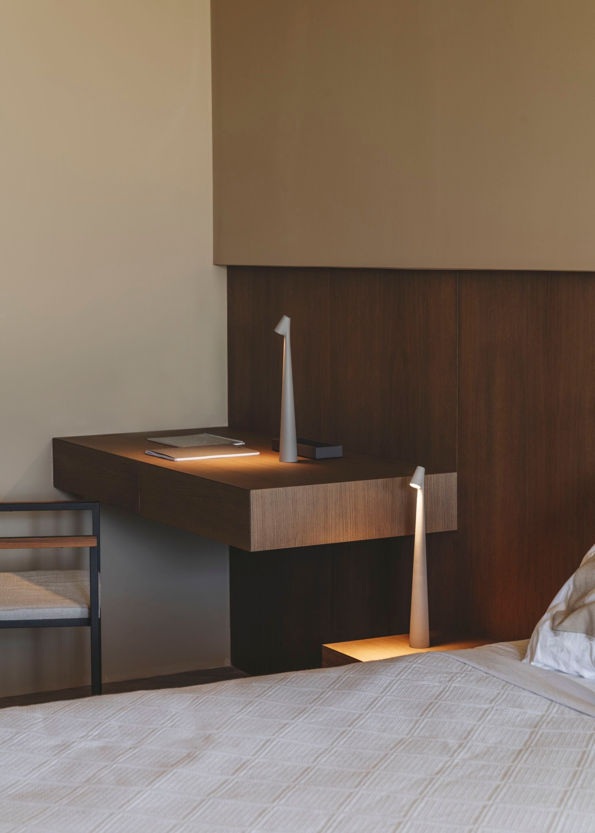 Nirerora Acrylic Minimalist Table Lamp