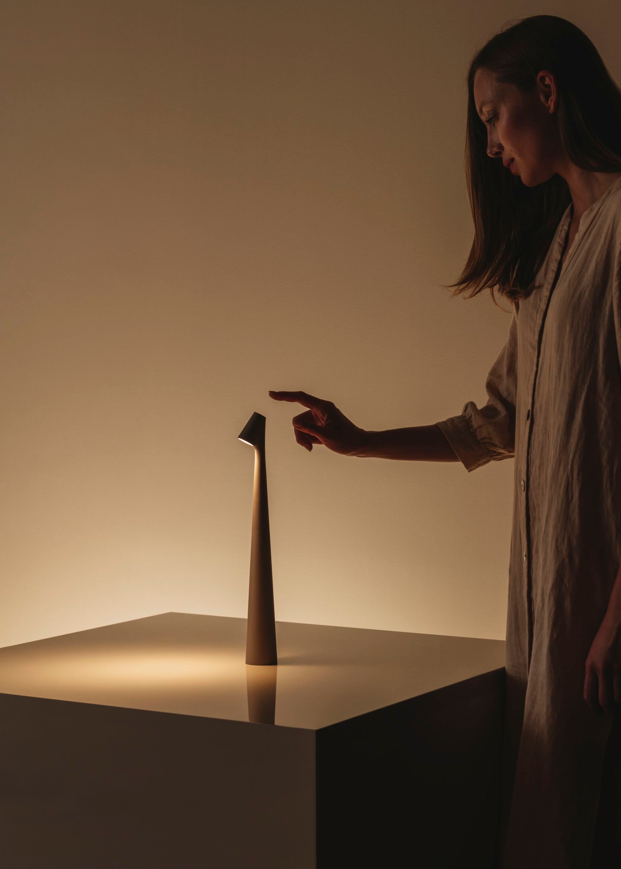 Nirerora Acrylic Minimalist Table Lamp