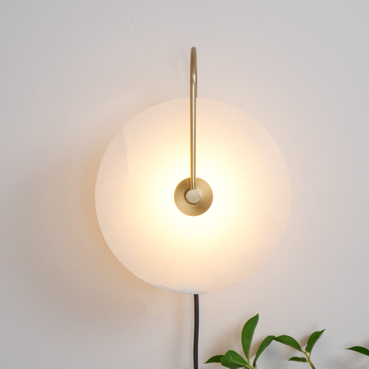 Ceraeyra Alabaster Globe Wall Light - Neutral Decor